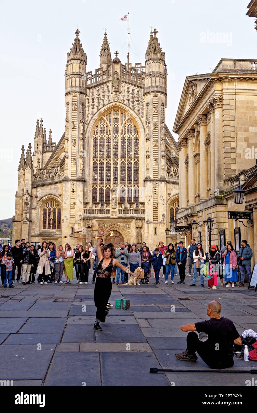 Artisti di strada che si esibiscono di fronte alla Cattedrale di Bath - Bath, Somerset, Inghilterra - 8th Aprile 2023 Foto Stock