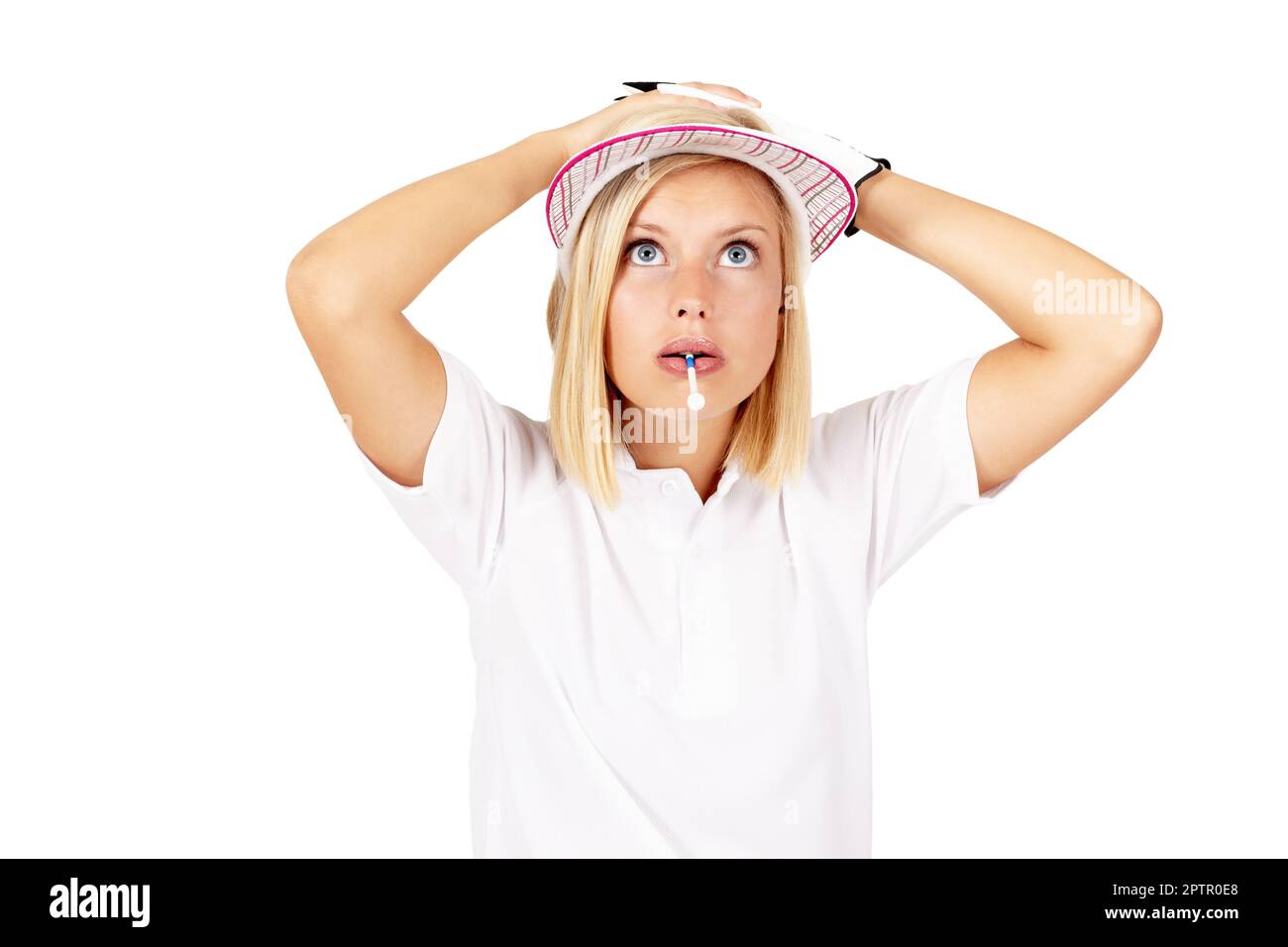 Il malato non trova mai più quella sfera. Studio shot di una femmina da golf con gli occhi larghi con le mani dietro la testa e un tee in bocca isolato su bianco Foto Stock