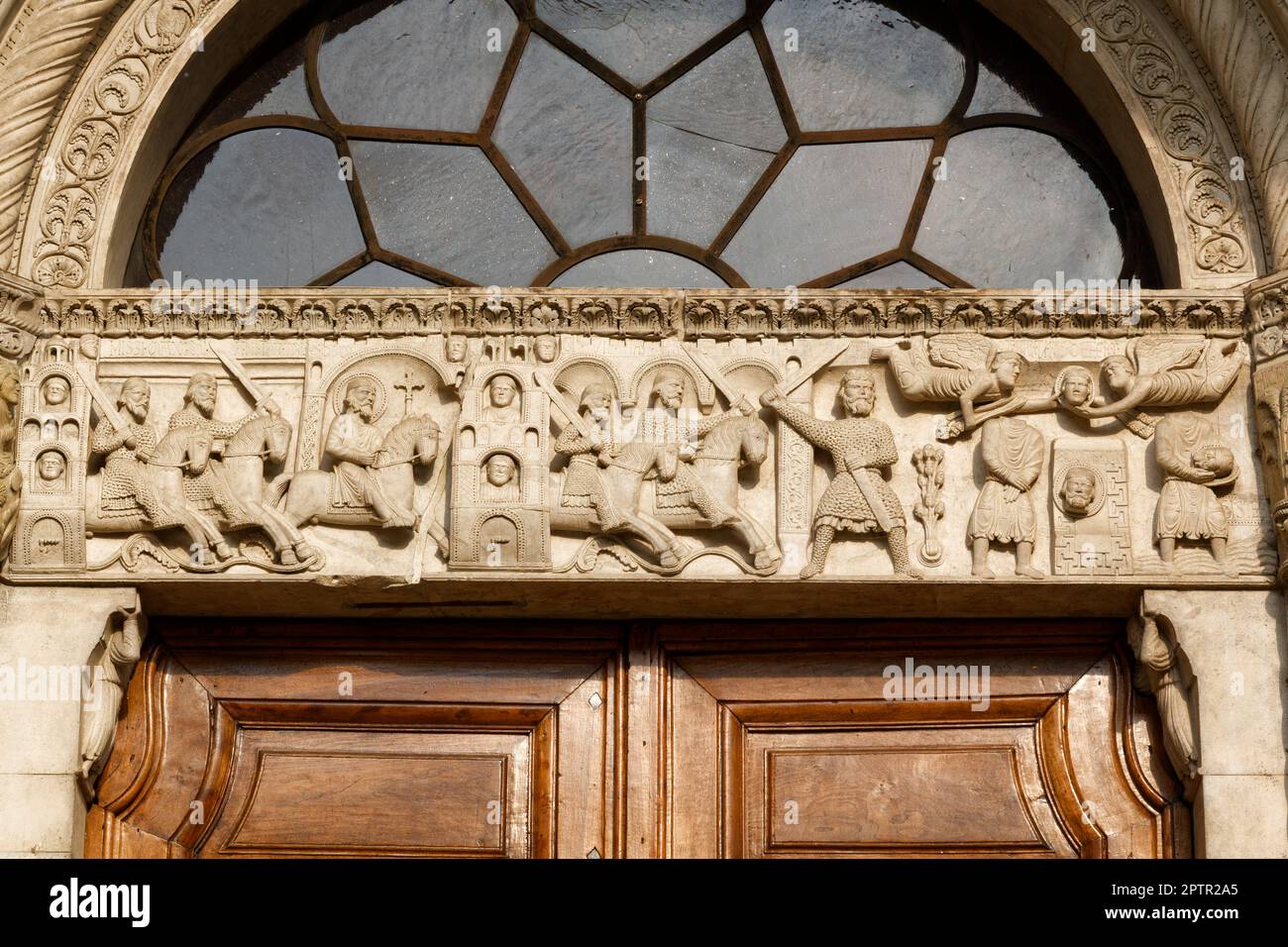 La vita di San Donnino, l'inseguimento e la decapitazione di san Donnino - facciata - Cattedrale di Fidenza, uno dei migliori capolavori del romanico, Italia Foto Stock