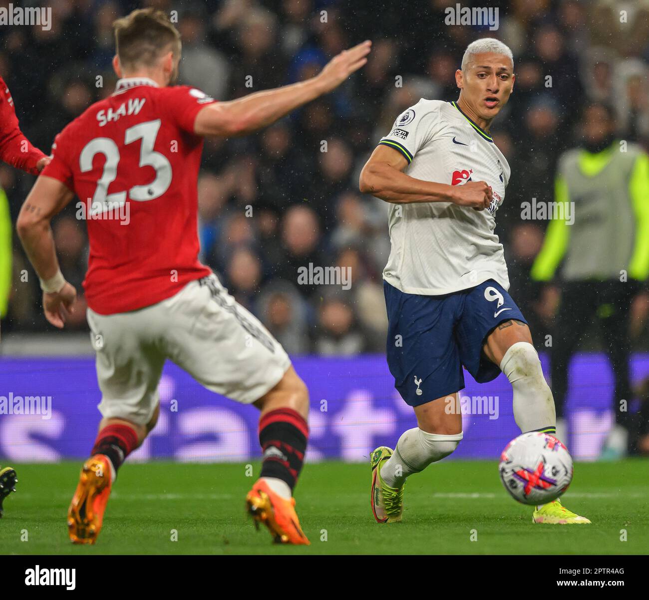 Londra, Regno Unito. 27th Apr, 2023. 27 Apr 2023 - Tottenham Hotspur v Manchester United - Premier League - Tottenham Hotspur Stadium Tottenham's Richarlison durante la partita della Premier League contro il Manchester United. Picture Credit: Notizie dal vivo su Mark Pain/Alamy Foto Stock