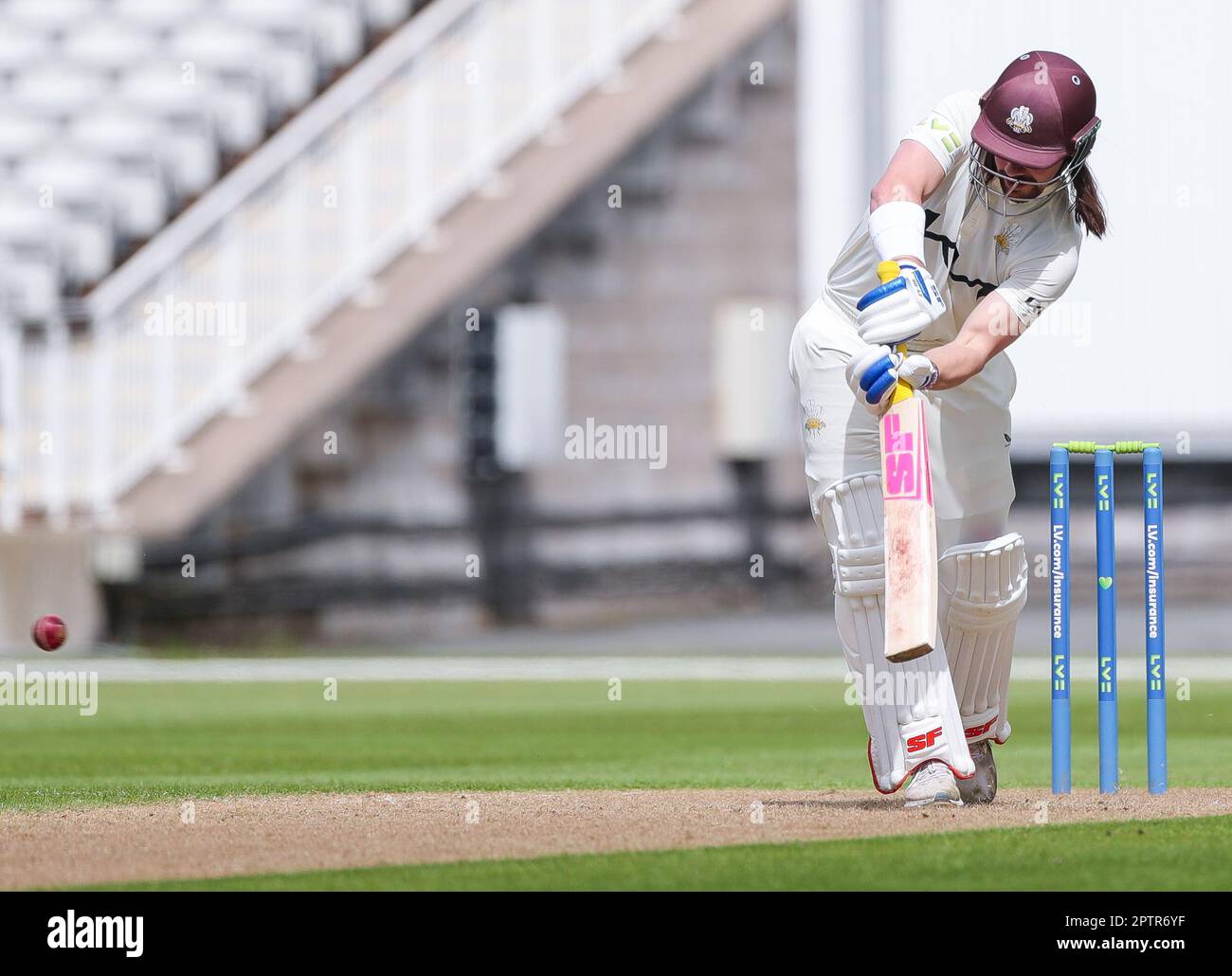 Birmingham, Regno Unito. 28th Apr, 2023. Il capitano del Surrey, Rory Burns, lo colpisce per 4 durante il giorno 2 della partita del LV County Championship tra Warwickshire CCC e Surrey CCC a Edgbaston Cricket Ground, Birmingham, Inghilterra, il 28 aprile 2023. Foto di Stuart Leggett. Solo per uso editoriale, licenza richiesta per uso commerciale. Non è utilizzabile nelle scommesse, nei giochi o nelle pubblicazioni di un singolo club/campionato/giocatore. Credit: UK Sports Pics Ltd/Alamy Live News Foto Stock