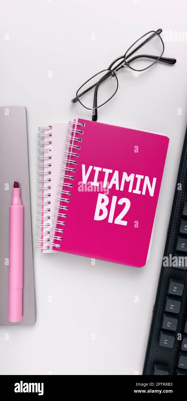 Scrittura a mano segno Vitamina B12, Internet concetto Gruppo di sostanze essenziali per il funzionamento di alcuni enzimi Foto Stock