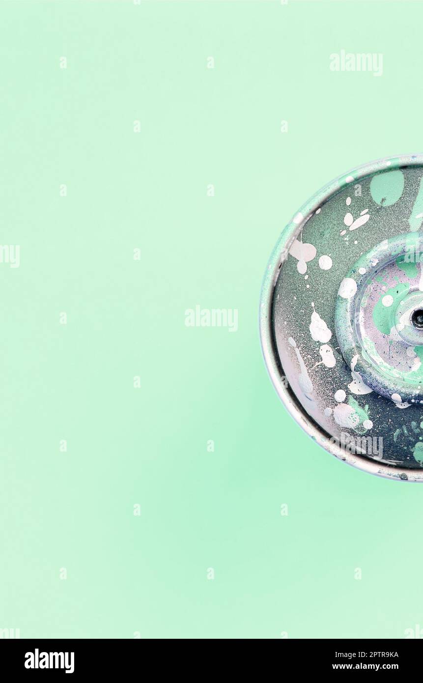 Unico utilizzato bomboletta spray per graffiti disegno giace su un color pastello sfondi. Arte di strada il concetto di pittura. Minima laici piana. Vista dall'alto. Foto Stock