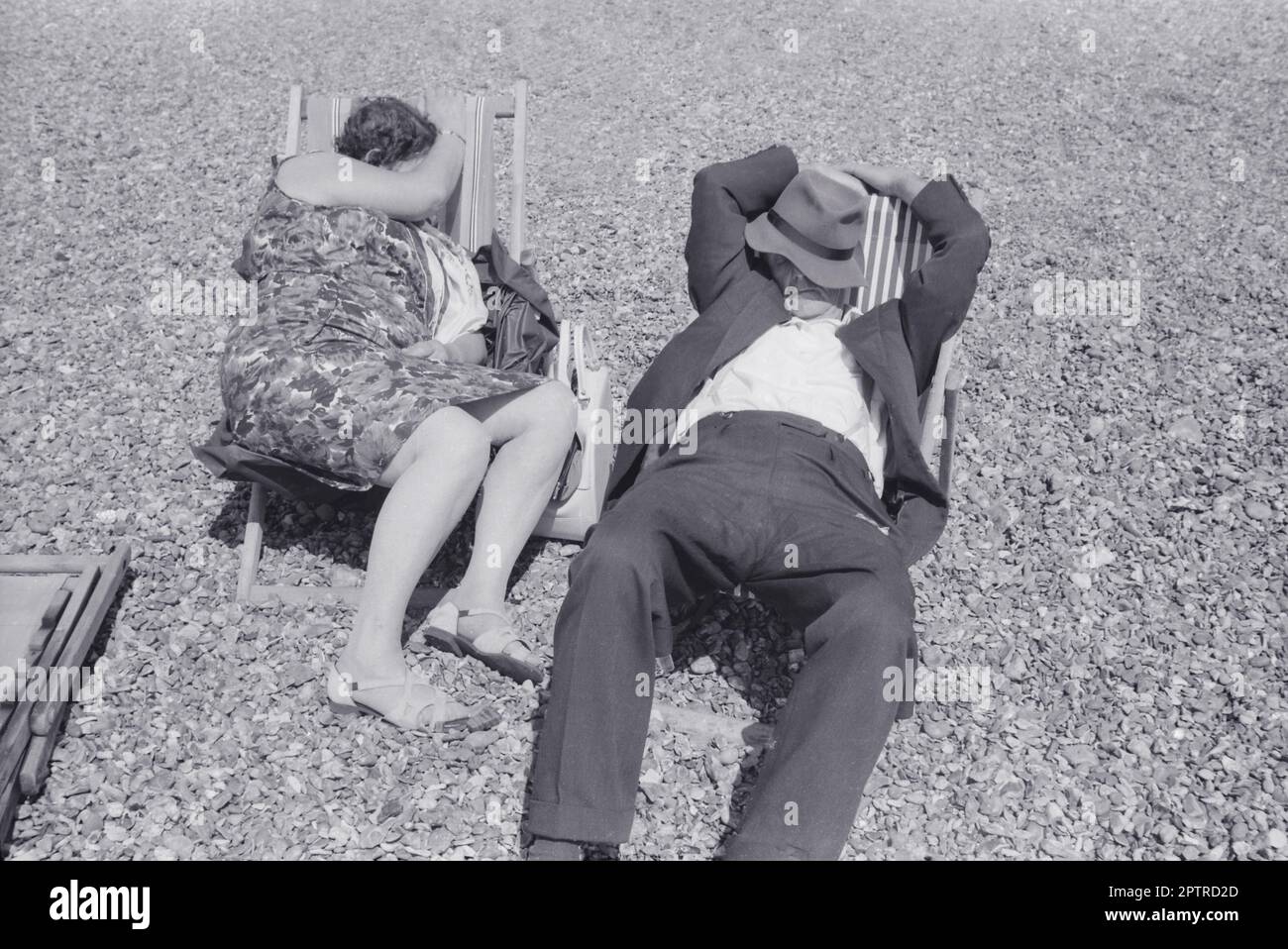 Anonimo coppia napping sulla spiaggia di Brighton nel 1968 Foto Stock