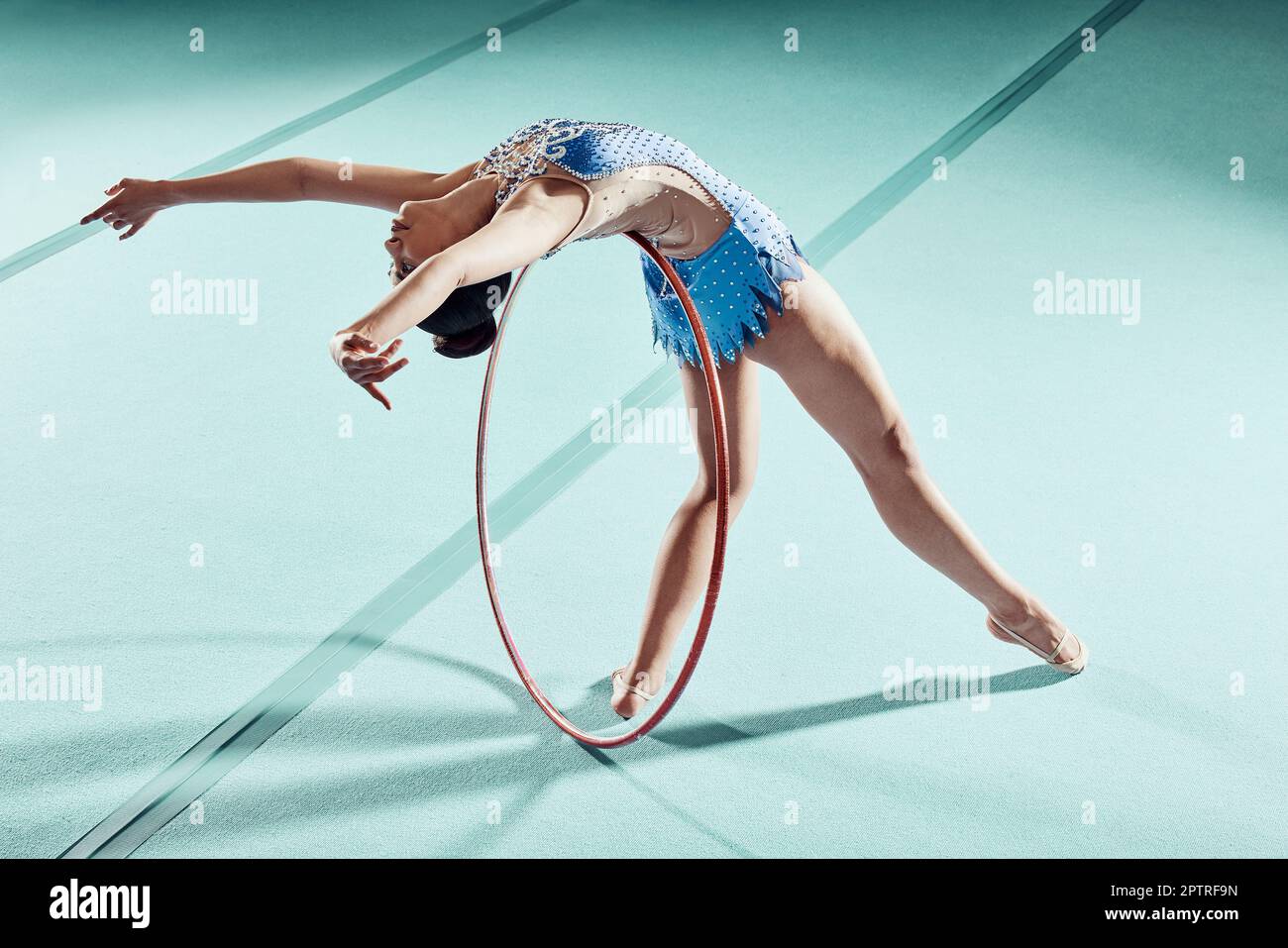 Sport donna, performance e anello di equilibrio per lo spettacolo di ginnastica. Fitness ragazza che fa posa artistica e stretch per acrobata. Giovane e bella a. Foto Stock