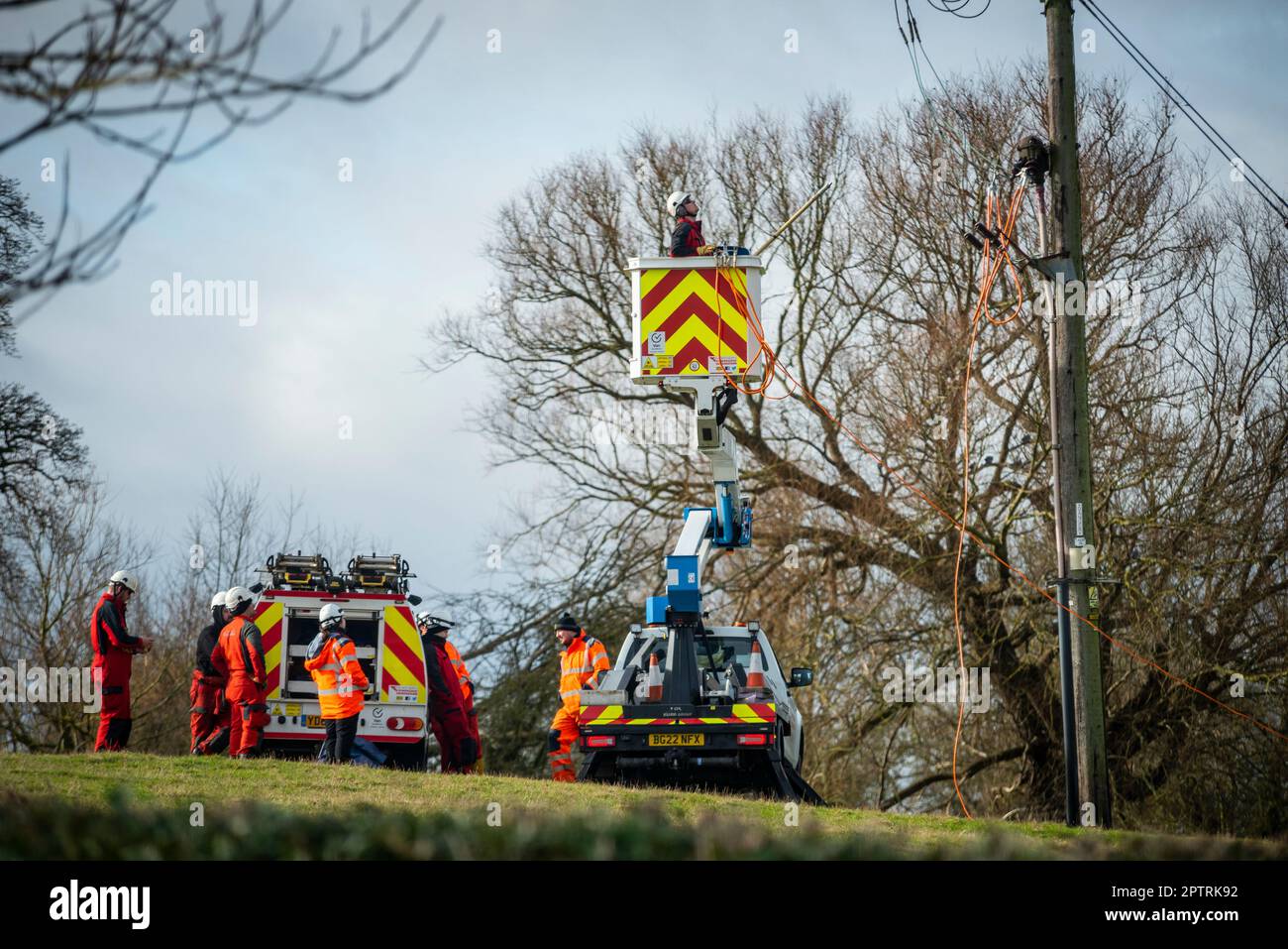 Gli ingegneri di Northern Powergrid aggiornano l'energia elettrica per un piccolo villaggio nell'East Riding dello Yorkshire, Regno Unito Foto Stock