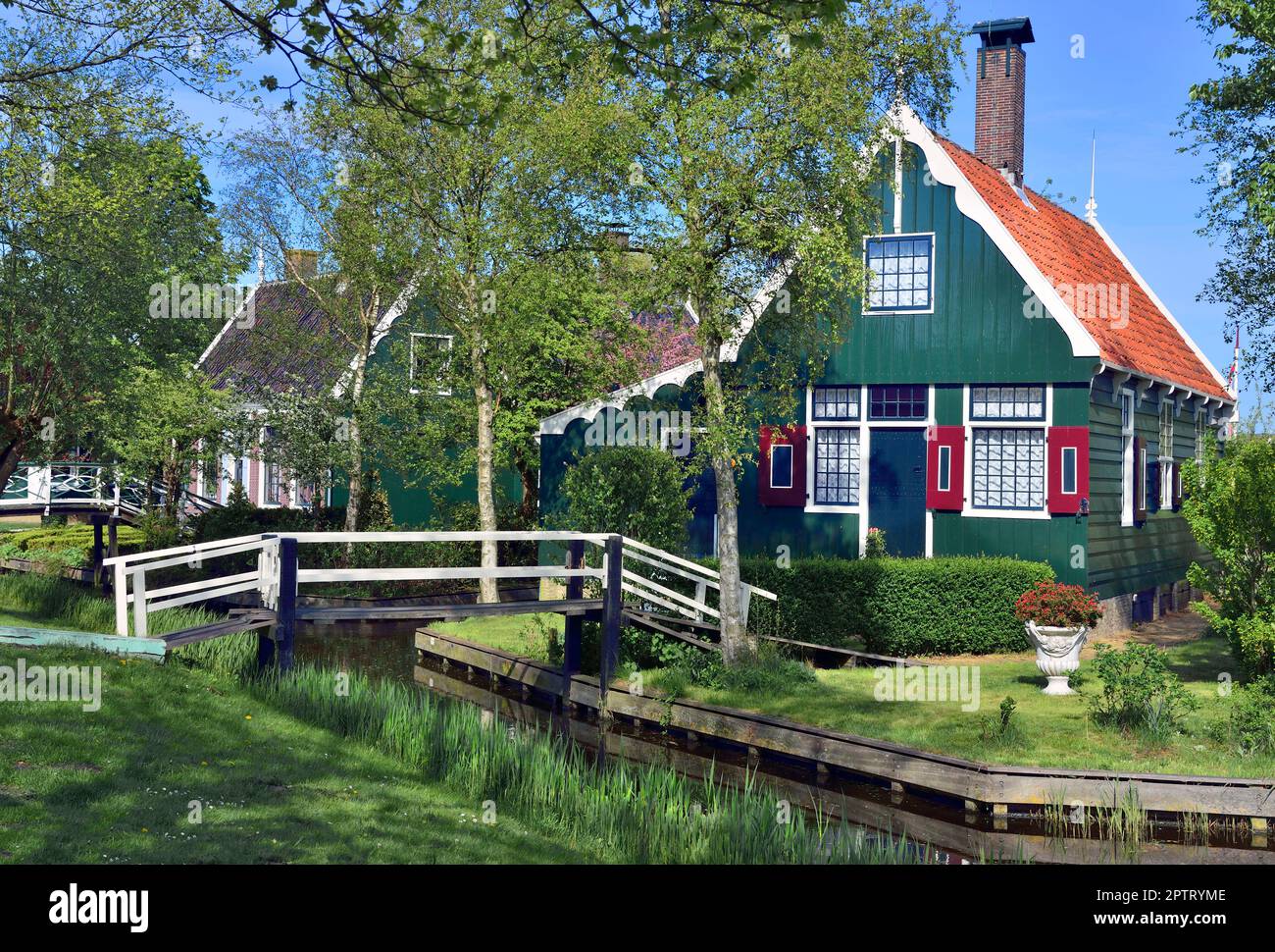 Graziose case del villaggio dei secoli 17th-18th, Zaanse Schans lo Zaanse Schans ospita sette musei, una popolare attrazione turistica nei Paesi Bassi Foto Stock