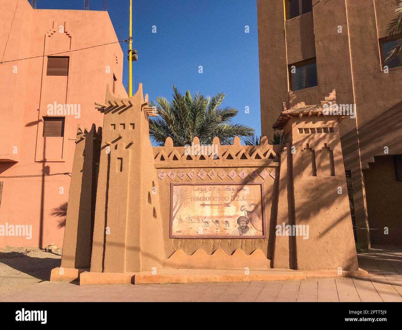 Marocco, Zagora, Marocco, Zagora, segno dipinto a Zagora, Marocco che mostra la strada per Timbuktu e il tempo necessario per raggiungerlo con il cammello Foto Stock