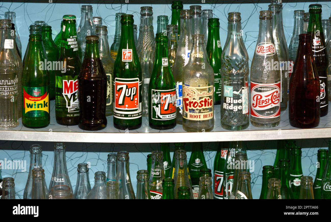 Bottiglie di bibita analcolica vintage in vendita in un negozio di antiquariato ad Abingdon, Virginia. Foto Stock