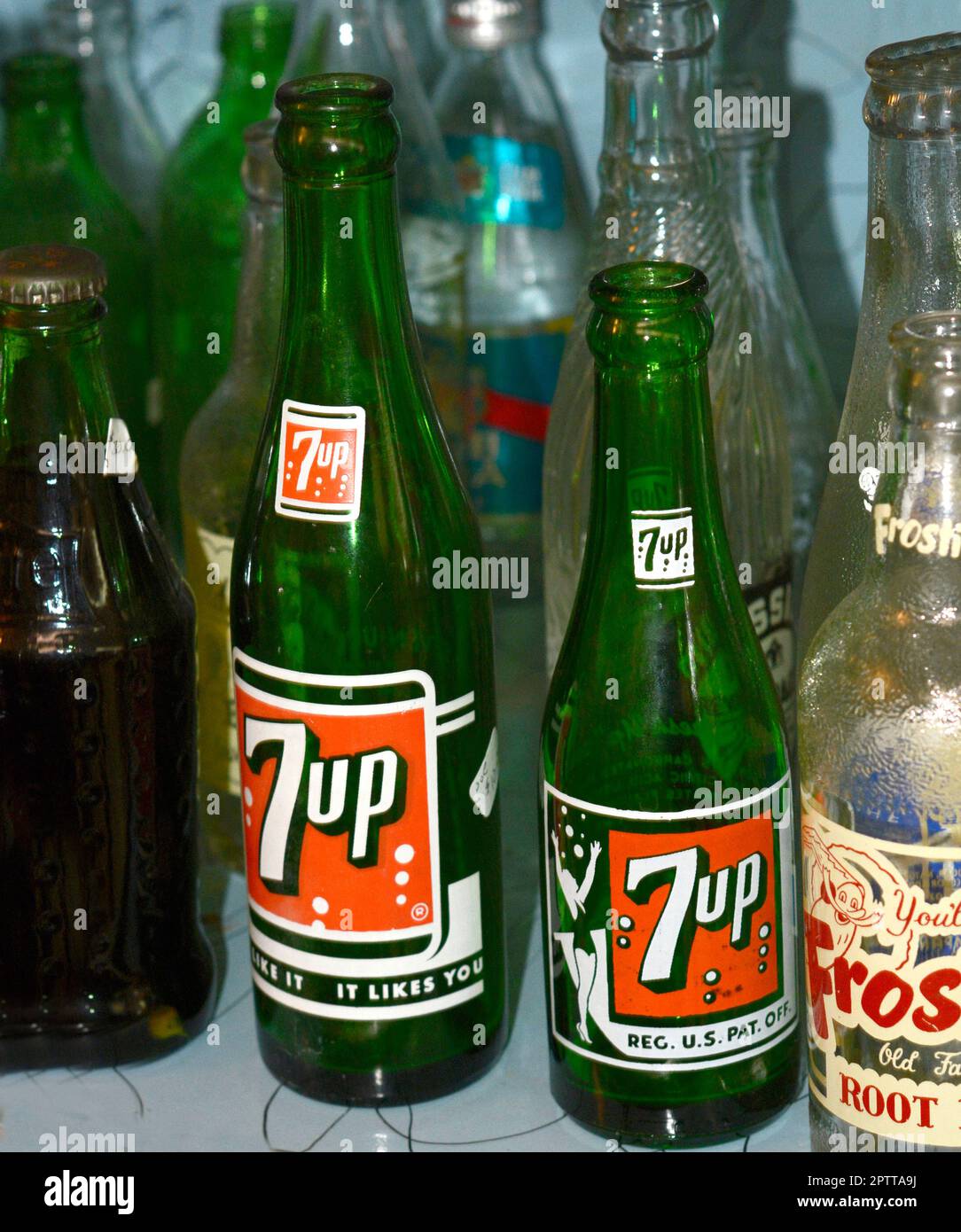 Bottiglie di bibita analcolica vintage in vendita in un negozio di antiquariato ad Abingdon, Virginia. Foto Stock