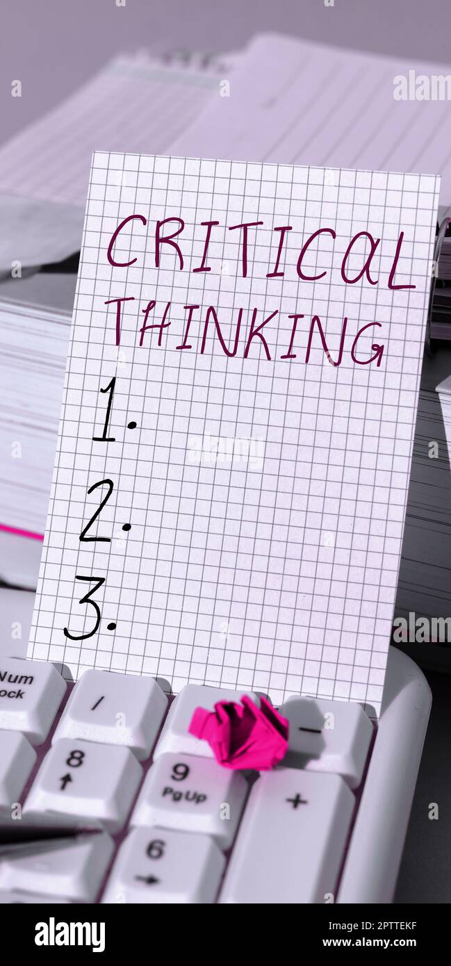 Scrittura a mano del testo pensiero critico, sequenza di panoramica aziendale delle fasi di un progetto che richiede il tempo più lungo Foto Stock