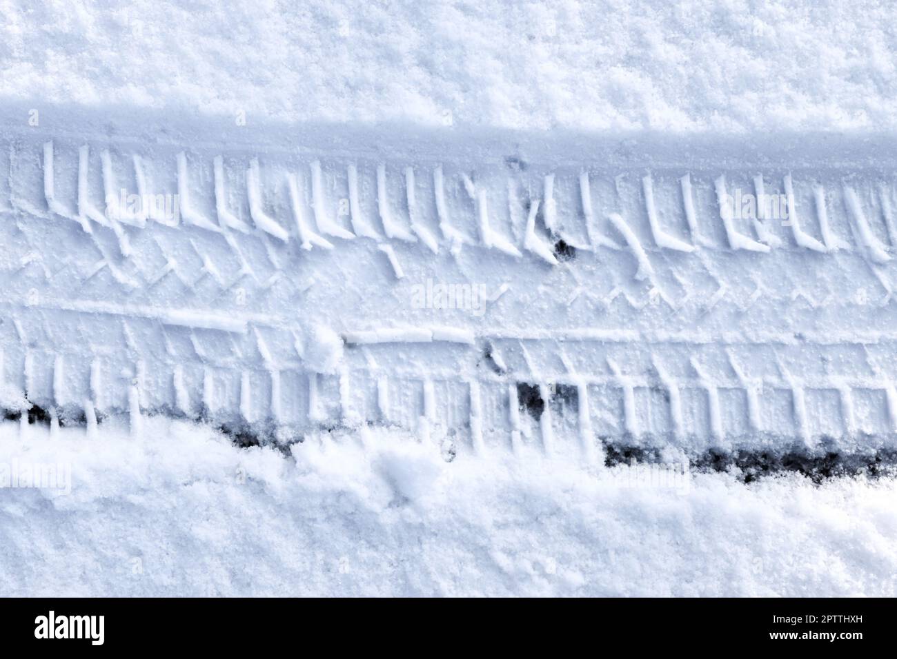 Vista ravvicinata dei cingoli degli pneumatici sulla superficie di neve fresca caduta Foto Stock