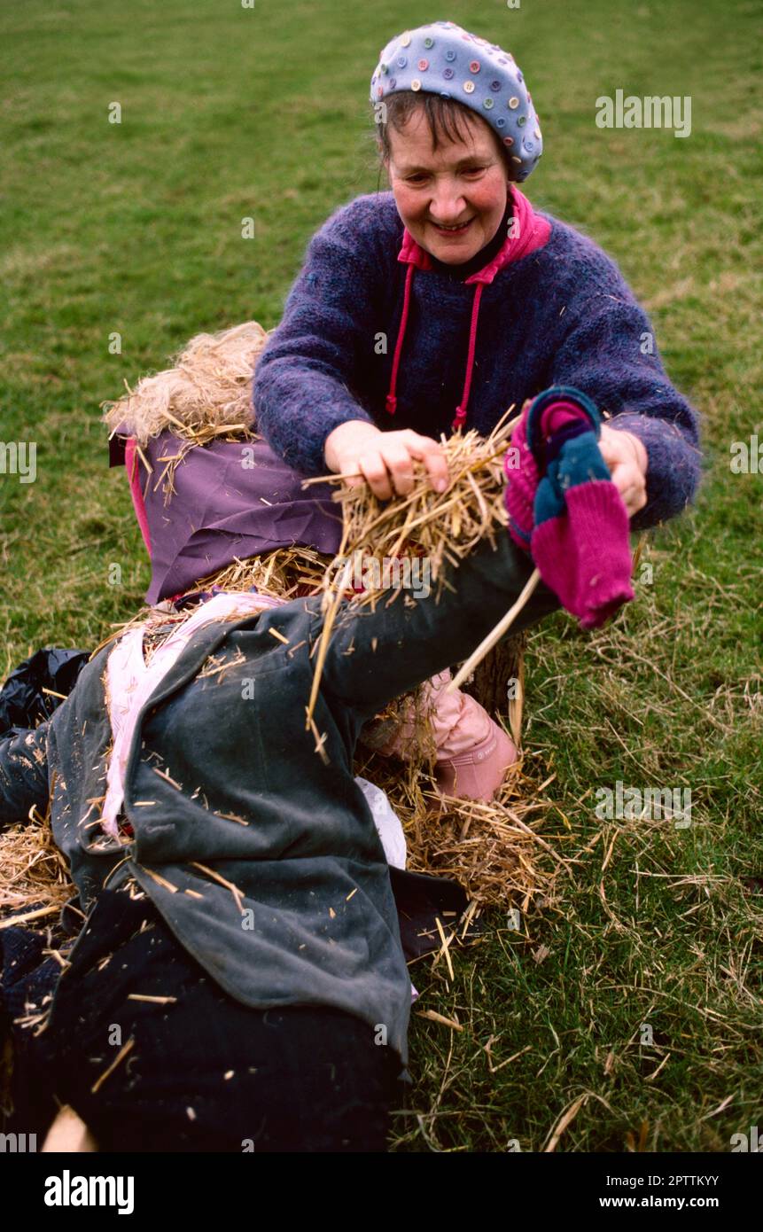 Joyce Warren, artista di spaventapasseri, che fa spaventapasseri, Regno Unito Foto Stock