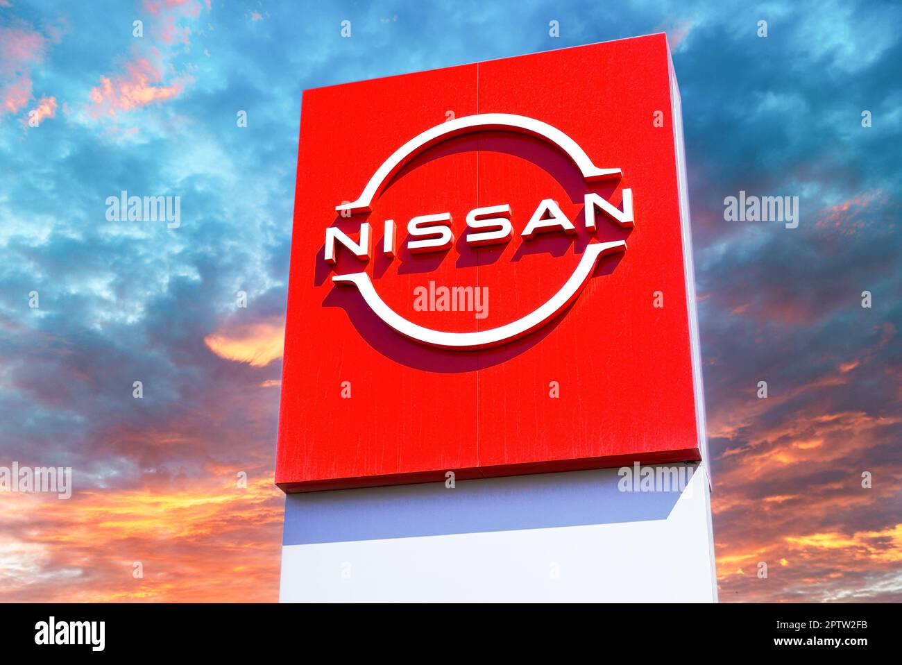 Samara, Russia - 27 aprile 2023: Segno ufficiale della concessionaria del costruttore Nissan con cielo colorato sullo sfondo Foto Stock