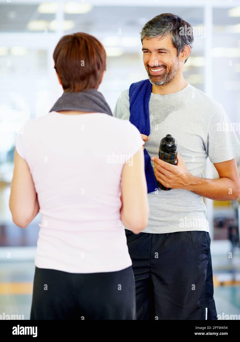 Coppia in palestra. Ritratto di uomo e donna che conversano al centro  fitness Foto stock - Alamy