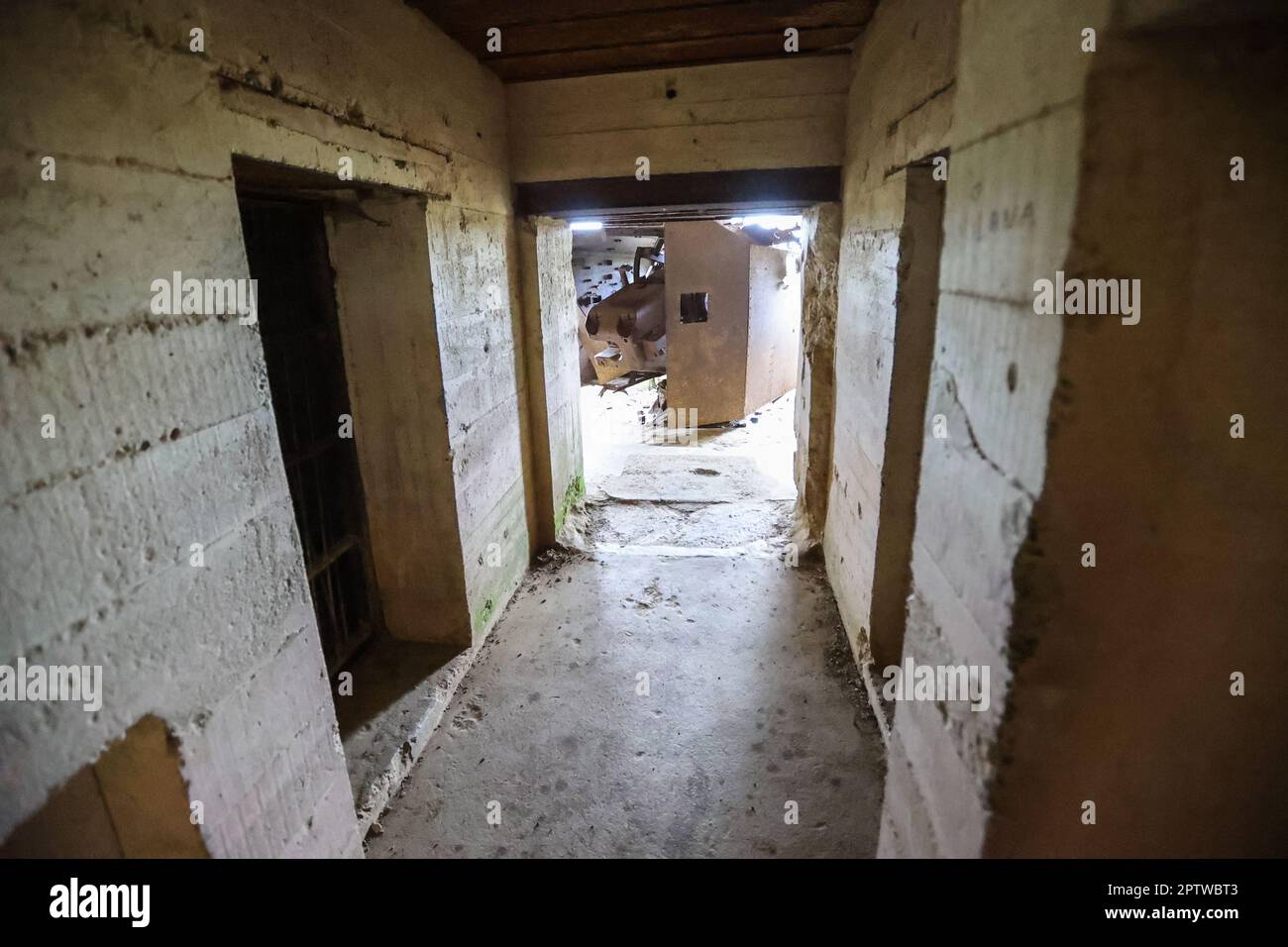 Tedesco,pistola,pistola posizionamento,bunker,cannone,muro Atlantico,difesa,difese,batteria,WW II,seconda guerra mondiale,spiaggia,a ,Longues-sur-Mer,in,Normandia,Normandie,Francia,francese,Europa,europea, Foto Stock