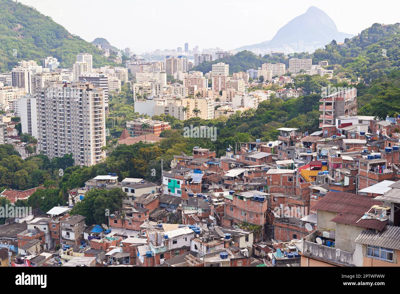 Contrasti in una nazione in via di sviluppo. Baraccopoli su una montagna a Rio de Janeiro, Brasile Foto Stock