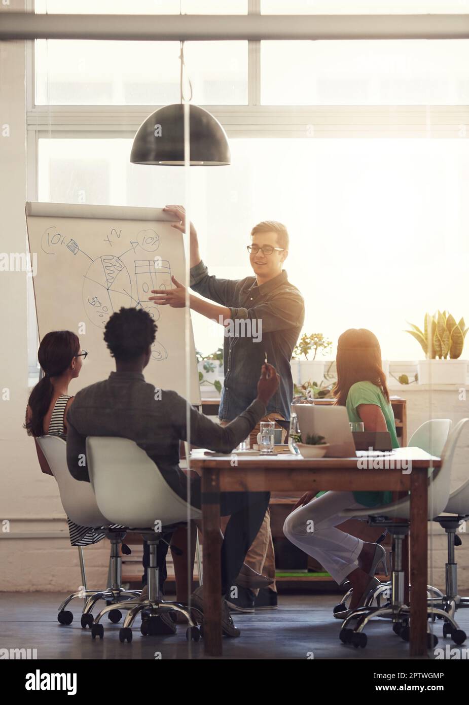 Inserimento dei dati relativi all'avanzamento del progetto. un gruppo di colleghi in una sala riunioni Foto Stock