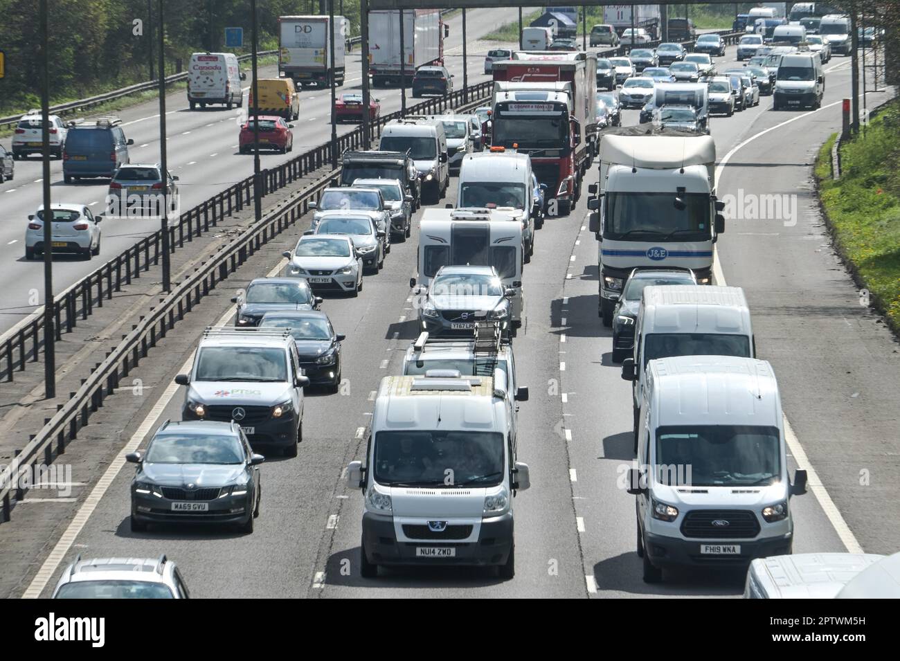 West Bromwich, West Midlands, 28 aprile 2023 - il traffico si è formato sulla carreggiata in direzione nord della M5 che si divide verso nord e sud della M6 vicino a Birmingham il venerdì pomeriggio, mentre migliaia di turisti hanno preso le strade per il May Bank Holiday. Tra i piloti frustrati sono state avvistate diverse roulotte e camper. Credito: Interrompi stampa Media/Alamy Live News Foto Stock