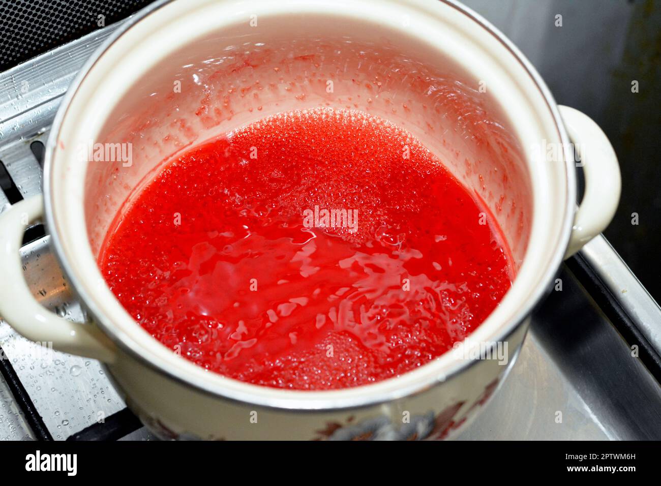 Un primo piano di un delizioso budino di gelatina rosso dolce aromatizzato alla fragola, focus selettivo di fresco dessert di gelatina di fragola rossa, dessert di gelatina (anche Foto Stock