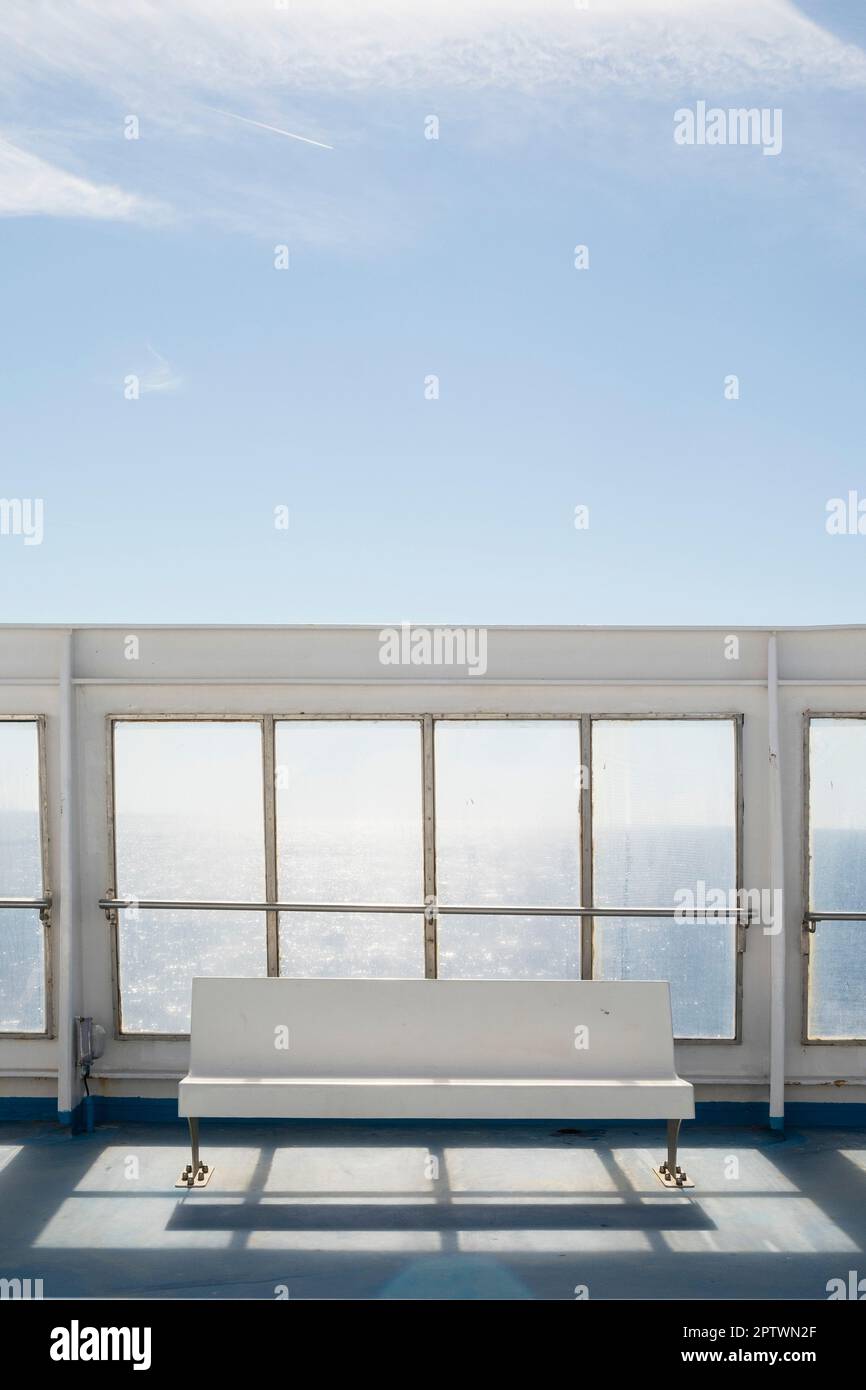 Mediterraneo, traghetto GNV da Genova a Tangeri, Panchina sul ponte della nave Foto Stock