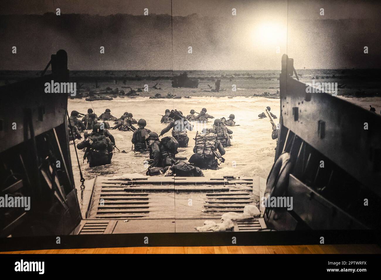 Il cimitero e memoriale americano della Normandia, cimitero americano della Normandia, cimitero americano, in, Francia, si trova, in, Colleville-sur-Mer, Normandia, fondata dagli Stati Uniti Primo esercito il 8 giugno 1944 come il primo, cimitero americano, su, europeo, suolo, Nella seconda guerra mondiale Il sito del cimitero, copre 172,5 ettari e contiene le tombe di 9.386, morti militari, la maggior parte dei quali ha perso la vita nel D-Day, sbarchi, e operazioni successive. Foto Stock