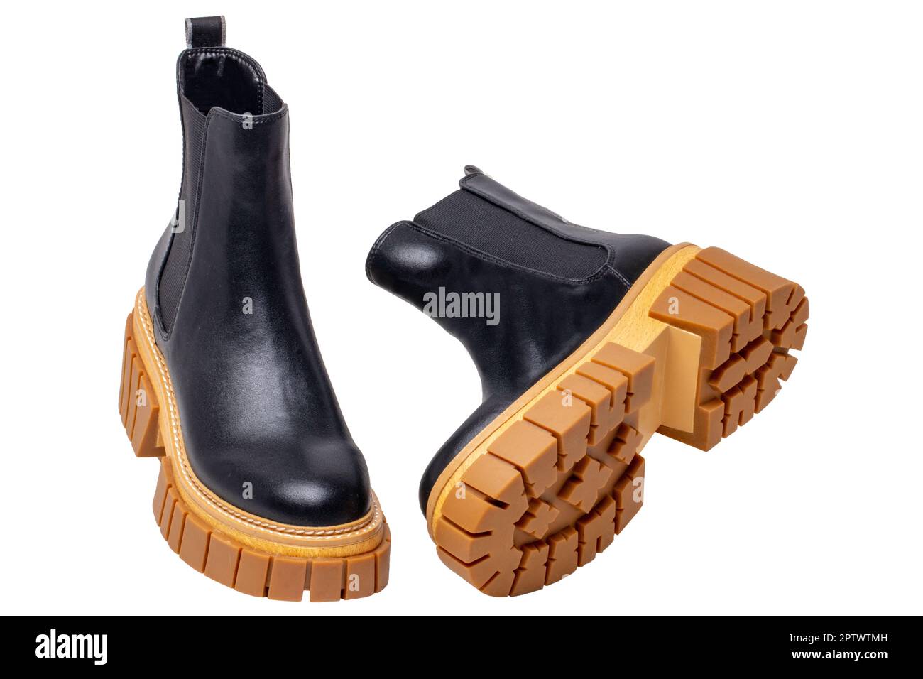 Stivali Chelsea da donna. Primo piano di un paio di stivali chelsea da donna in pelle nera con tacco alto isolato su sfondo bianco. Macro. Pubblicità di moda Foto Stock