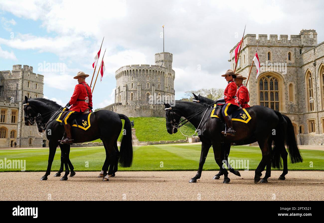 Membri della polizia reale canadese montata (RCMP) prima di una cerimonia in cui il re Carlo III accetta formalmente il ruolo di commissario in capo della RCMP, nel quadrilatero del Castello di Windsor, Berkshire. Data immagine: Venerdì 28 aprile 2023. Foto Stock