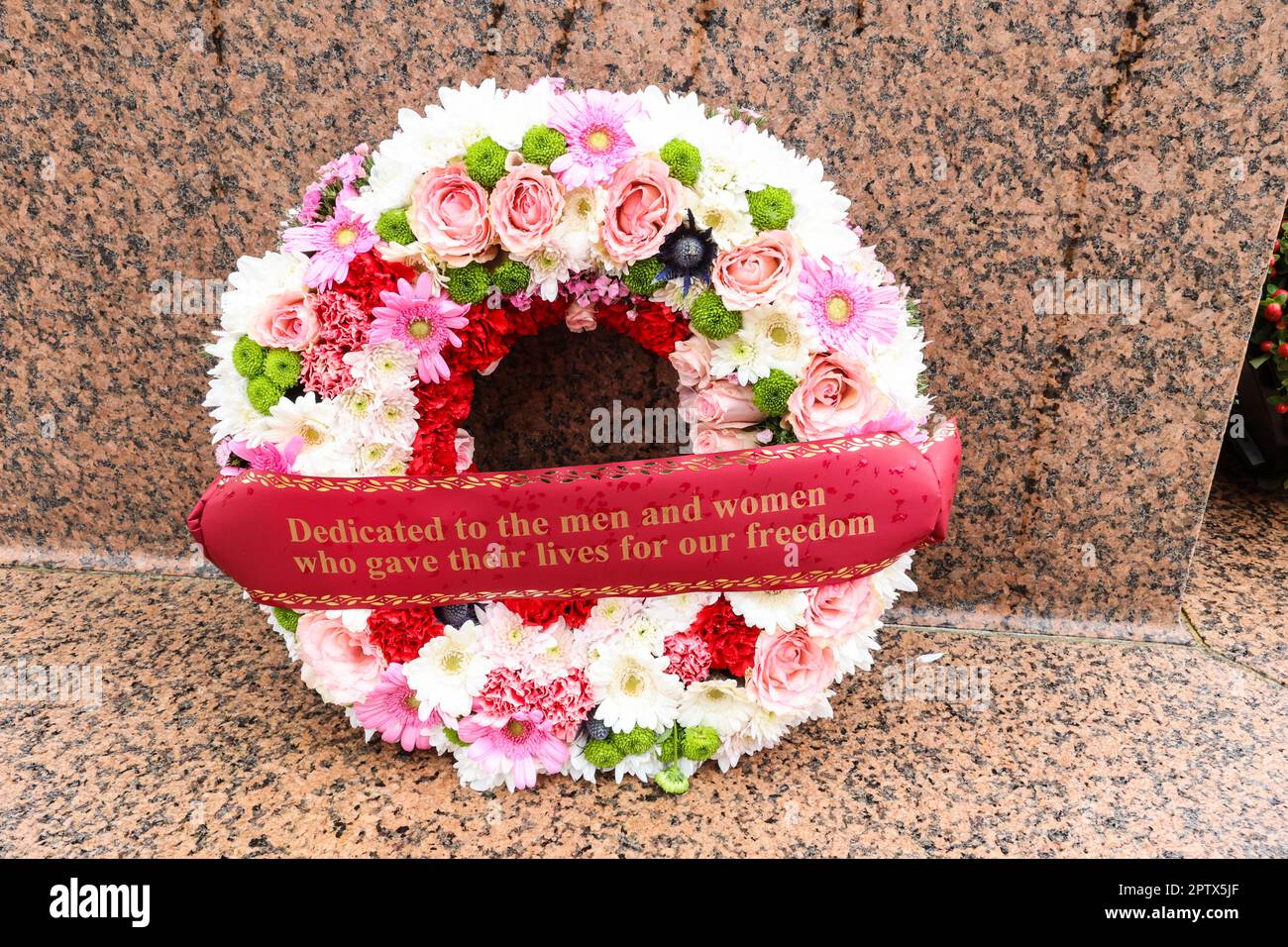 Il cimitero e memoriale americano della Normandia, cimitero americano della Normandia, cimitero americano, in, Francia, si trova, in, Colleville-sur-Mer, Normandia, fondata dagli Stati Uniti Primo esercito il 8 giugno 1944 come il primo, cimitero americano, su, europeo, suolo, Nella seconda guerra mondiale Il sito del cimitero, copre 172,5 ettari e contiene le tombe di 9.386, morti militari, la maggior parte dei quali ha perso la vita nel D-Day, sbarchi, e operazioni successive. Foto Stock