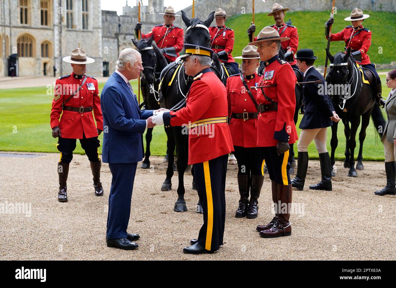 Re Carlo III (seconda a sinistra) è ufficialmente presentato con 'Noble', un cavallo che gli è stato dato dalla Royal Canadian Mounted Police (RCMP) all'inizio di quest'anno, in quanto accetta formalmente il ruolo di commissario in capo della RCMP durante una cerimonia nel quadrilatero del Castello di Windsor, Berkshire. Data immagine: Venerdì 28 aprile 2023. Foto Stock