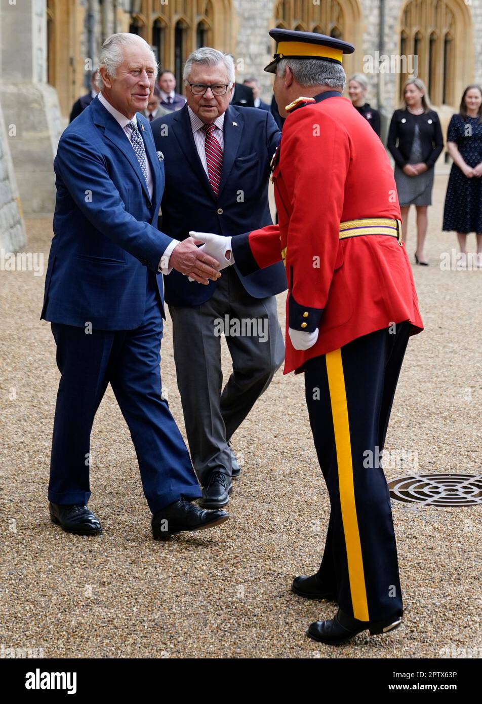 Re Carlo III (a sinistra) incontra il commissario della polizia reale canadese (RCMP) Mike Duheme mentre accetta formalmente il ruolo di commissario capo della RCMP durante una cerimonia nel quadrilatero del Castello di Windsor, Berkshire. Data immagine: Venerdì 28 aprile 2023. Foto Stock