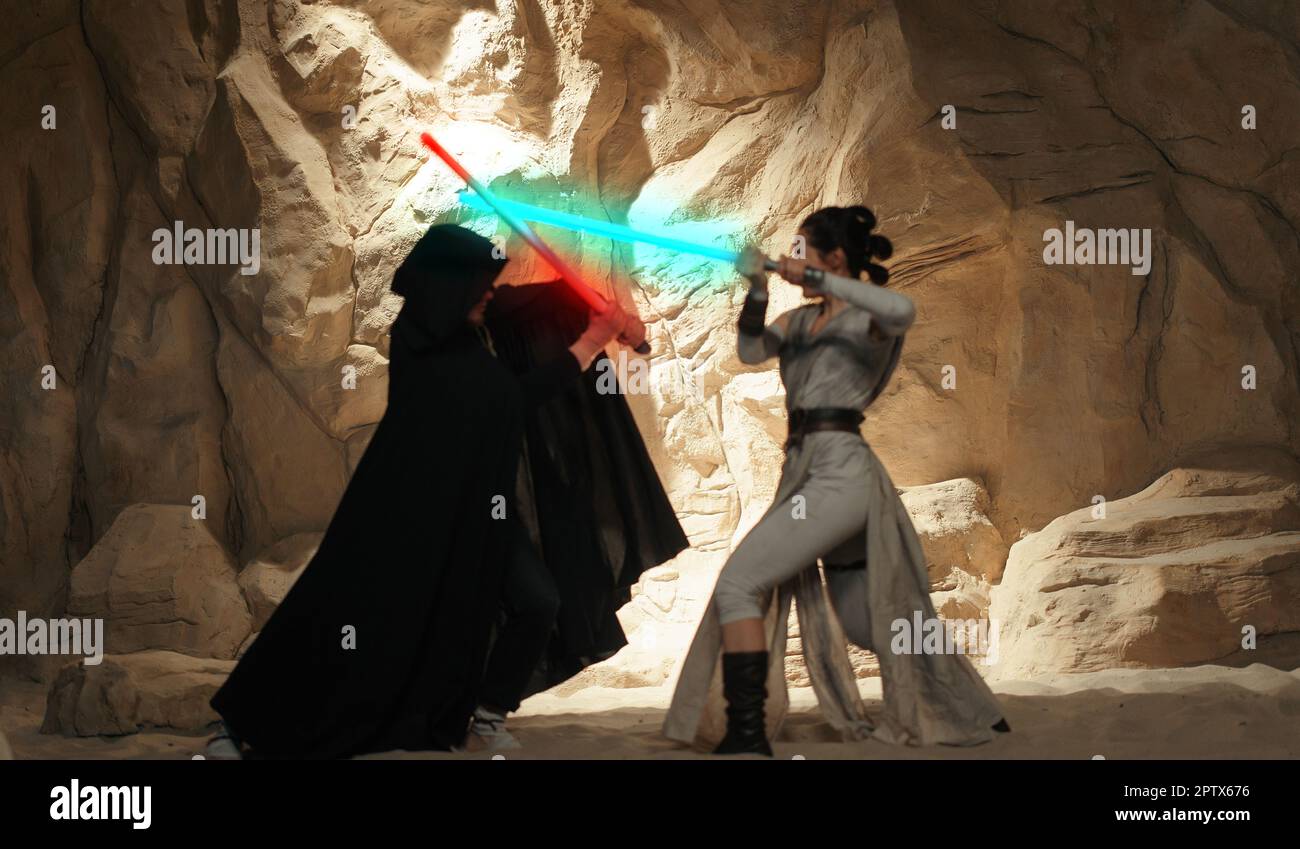 Kiev, Ucraina - 14 aprile 2023: I cosplayers ritraggono combattimenti con spada laser tra i personaggi nemici Rey Skywalker e Kylo Ren dell'universo di Star Wars Foto Stock
