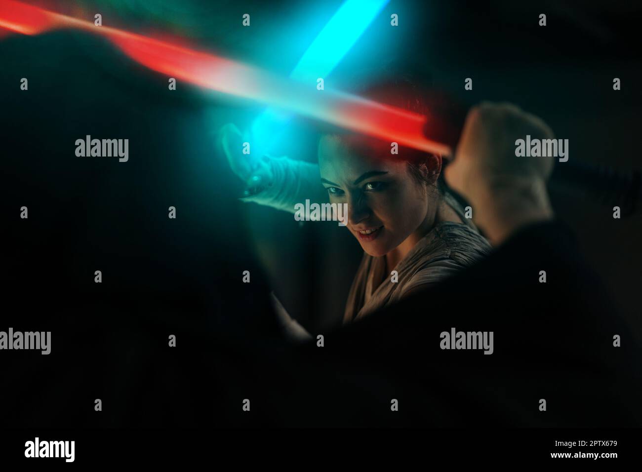 Kiev, Ucraina - 14 aprile 2023: I cosplayers ritraggono combattimenti con spada laser tra i personaggi nemici Rey Skywalker e Kylo Ren dell'universo di Star Wars Foto Stock