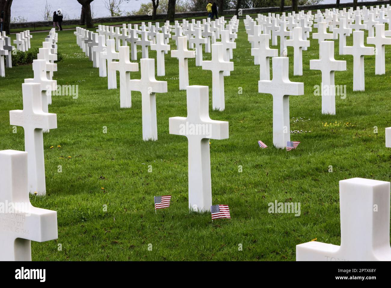 Il cimitero e memoriale americano della Normandia, cimitero americano della Normandia, cimitero americano, in, Francia, si trova, in, Colleville-sur-Mer, Normandia, fondata dagli Stati Uniti Primo esercito il 8 giugno 1944 come il primo, cimitero americano, su, europeo, suolo, Nella seconda guerra mondiale Il sito del cimitero, copre 172,5 ettari e contiene le tombe di 9.386, morti militari, la maggior parte dei quali ha perso la vita nel D-Day, sbarchi, e operazioni successive. Foto Stock