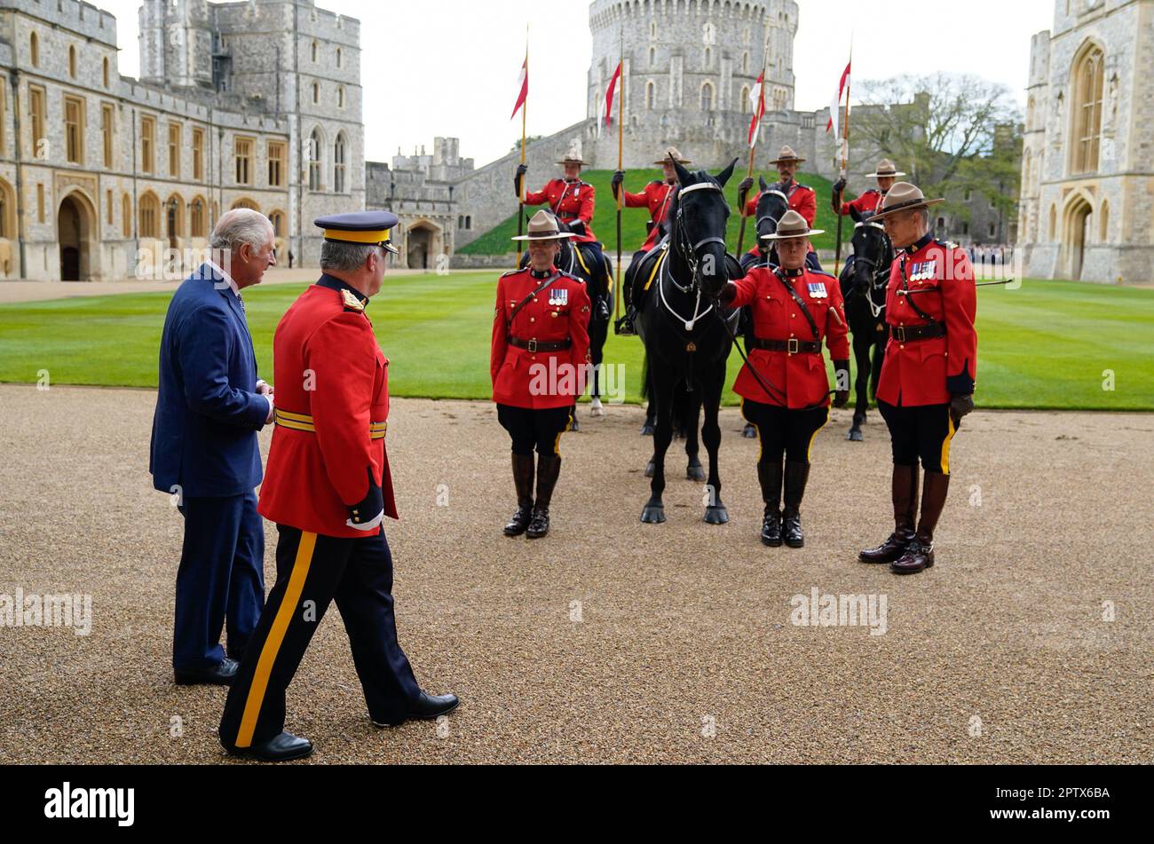 Re Carlo III (a sinistra) è ufficialmente presentato con 'Noble', un cavallo che gli è stato dato dalla Royal Canadian Mounted Police (RCMP) all'inizio di quest'anno, in quanto accetta formalmente il ruolo di commissario in capo della RCMP durante una cerimonia nel quadrangolo del Castello di Windsor, Berkshire. Data immagine: Venerdì 28 aprile 2023. Foto Stock