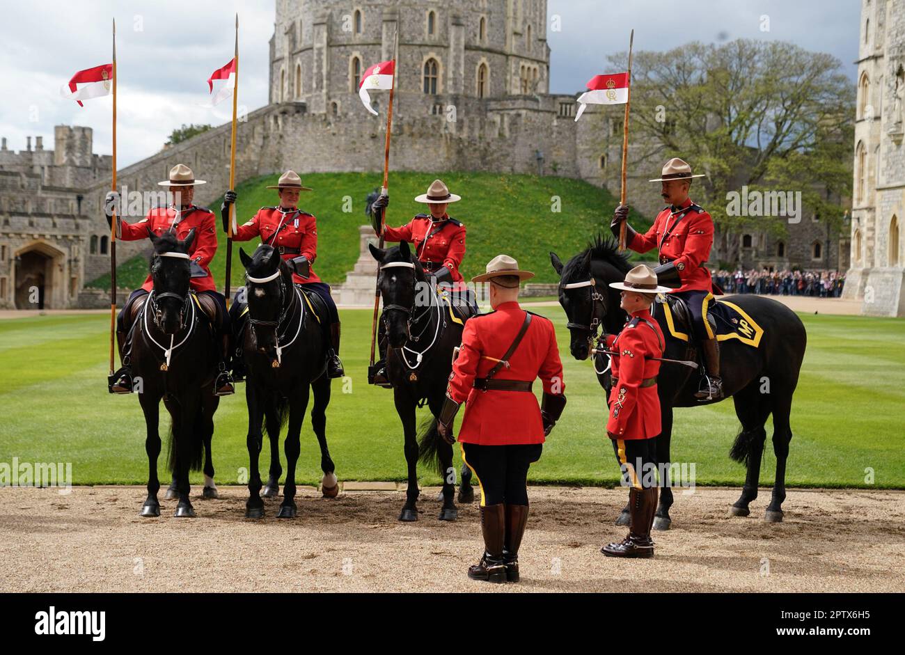 I membri della polizia reale Canadese montata (RCMP) dopo che il re Carlo III accettò formalmente il ruolo di commissario in capo della RCMP durante una cerimonia nel quadrangolo al Castello di Windsor, Berkshire. Data immagine: Venerdì 28 aprile 2023. Foto Stock