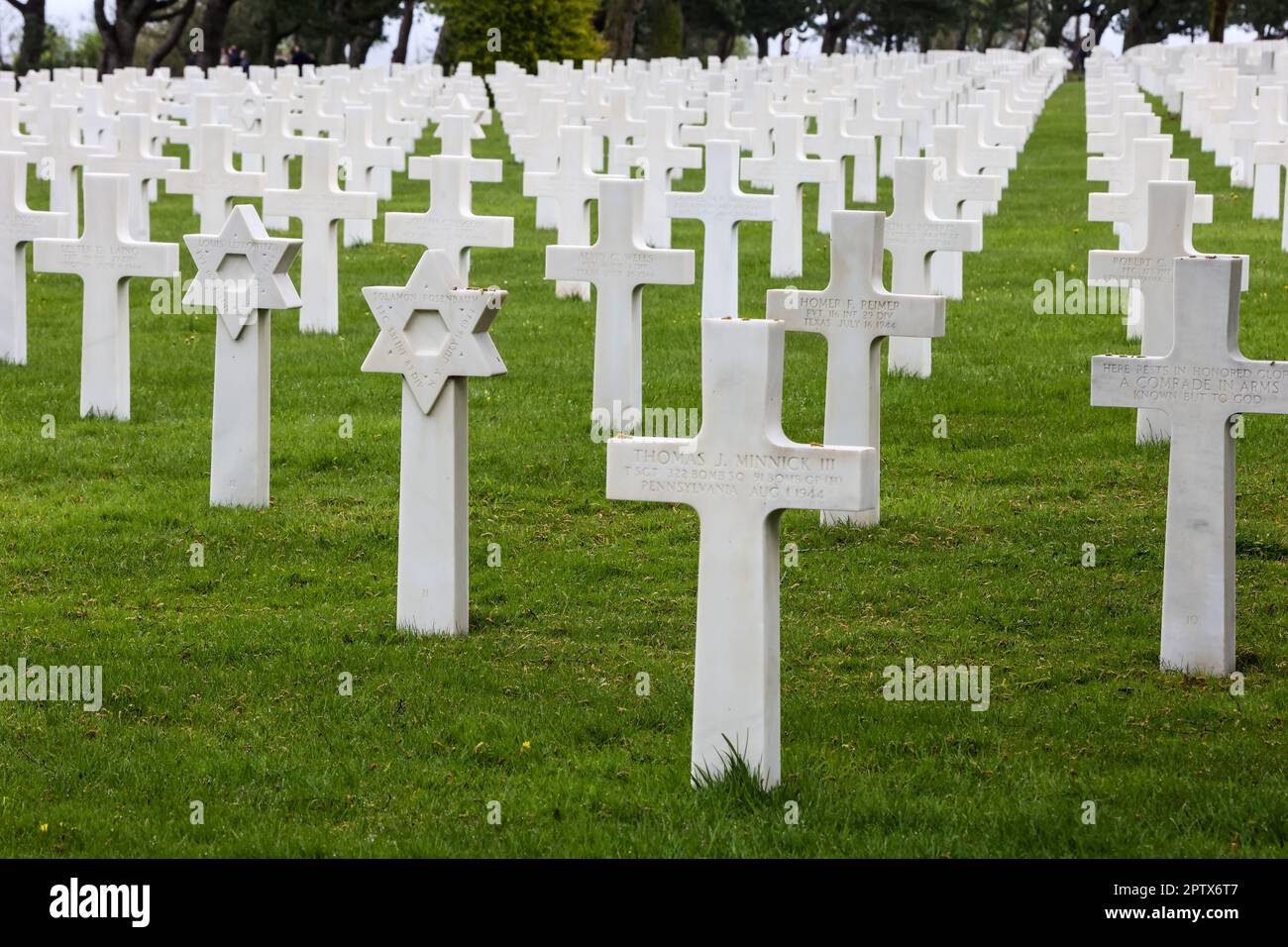 Il cimitero e memoriale americano della Normandia, cimitero americano della Normandia, cimitero americano, in, Francia, si trova, in, Colleville-sur-Mer, Normandia, fondata dagli Stati Uniti Primo esercito il 8 giugno 1944 come il primo, cimitero americano, su, europeo, suolo, Nella seconda guerra mondiale Il sito del cimitero, copre 172,5 ettari e contiene le tombe di 9.386, morti militari, la maggior parte dei quali ha perso la vita nel D-Day, sbarchi, e operazioni successive. Foto Stock