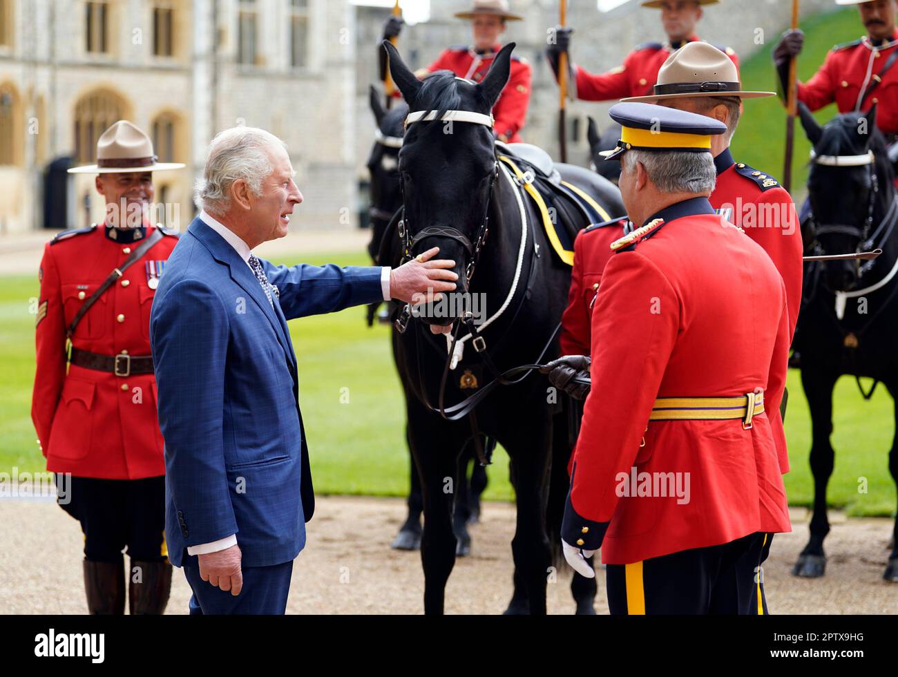 Re Carlo III (seconda a sinistra) è ufficialmente presentato con 'Noble', un cavallo che gli è stato dato dalla Royal Canadian Mounted Police (RCMP) all'inizio di quest'anno, in quanto accetta formalmente il ruolo di commissario in capo della RCMP durante una cerimonia nel quadrilatero del Castello di Windsor, Berkshire. Data immagine: Venerdì 28 aprile 2023. Foto Stock