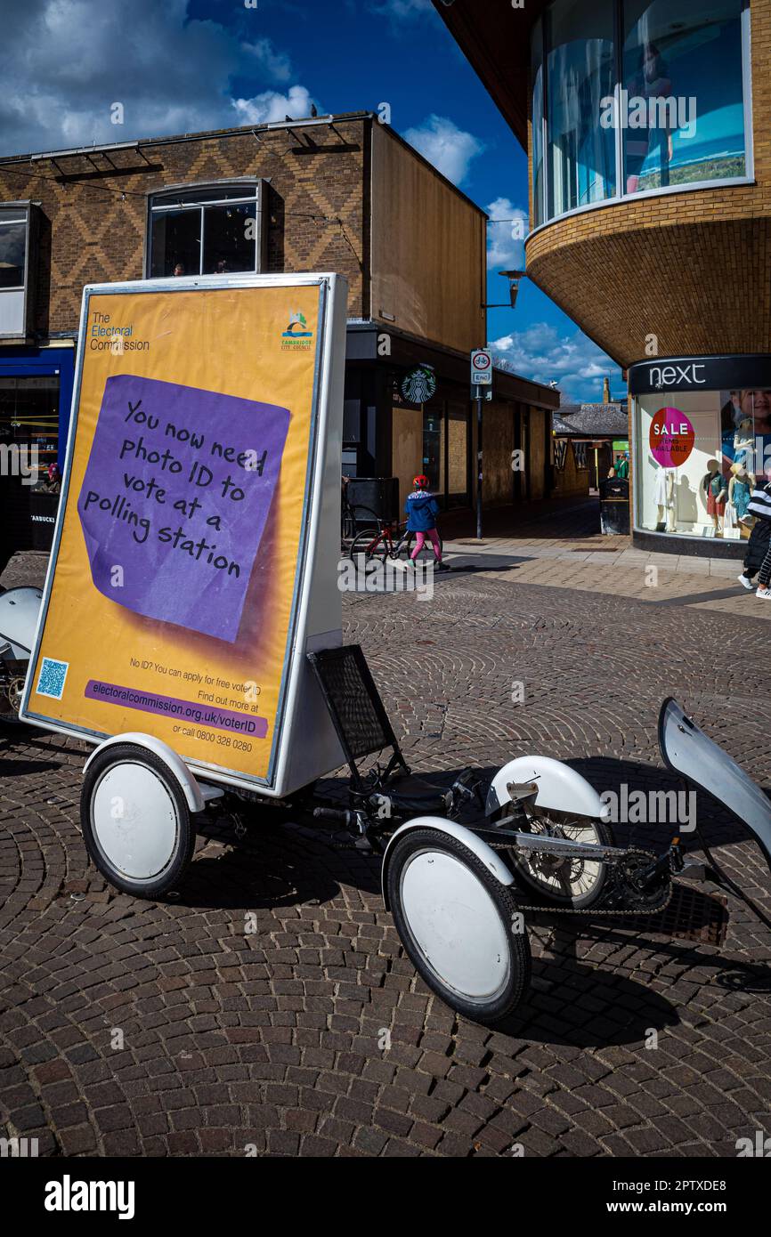 Campagna pubblicitaria 2023 della UK Electral Commission per evidenziare i nuovi requisiti per fornire un documento di identità durante il voto. Porta un documento di identità al voto. Porta un documento di identità con foto per votare. Foto Stock