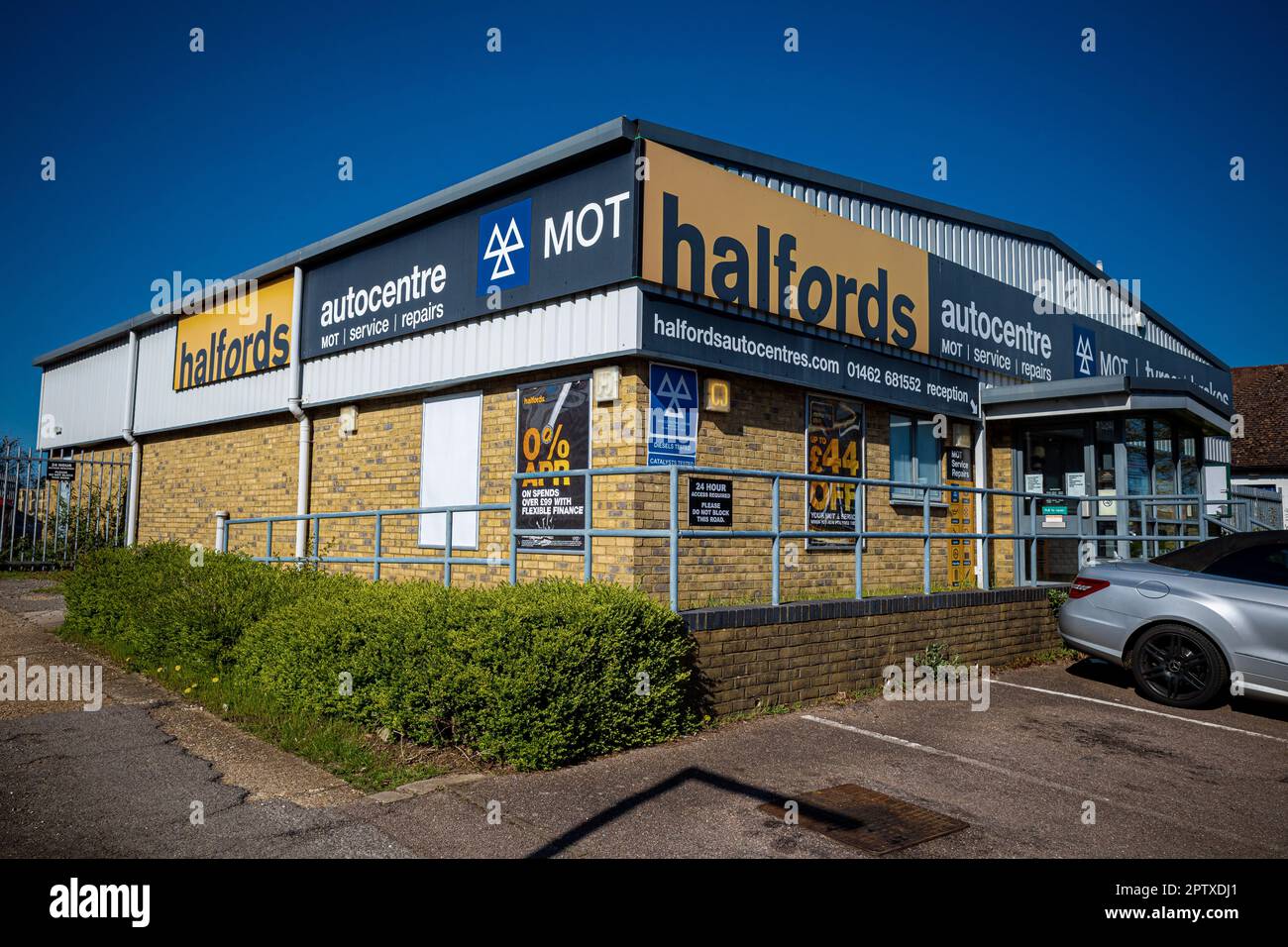 Halfords Autocenter - Halfords Autocenter Letchworth Garden City UK. Centro ricambi e assistenza. Halfords Autocenter è un centro di assistenza e riparazione auto. Foto Stock