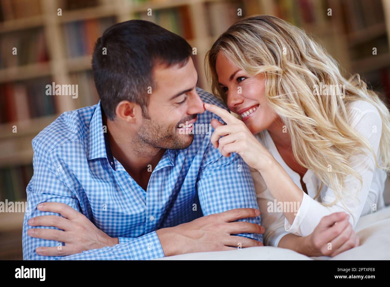 Ancora carino come tasto. una giovane coppia affettuosa seduta a casa Foto Stock