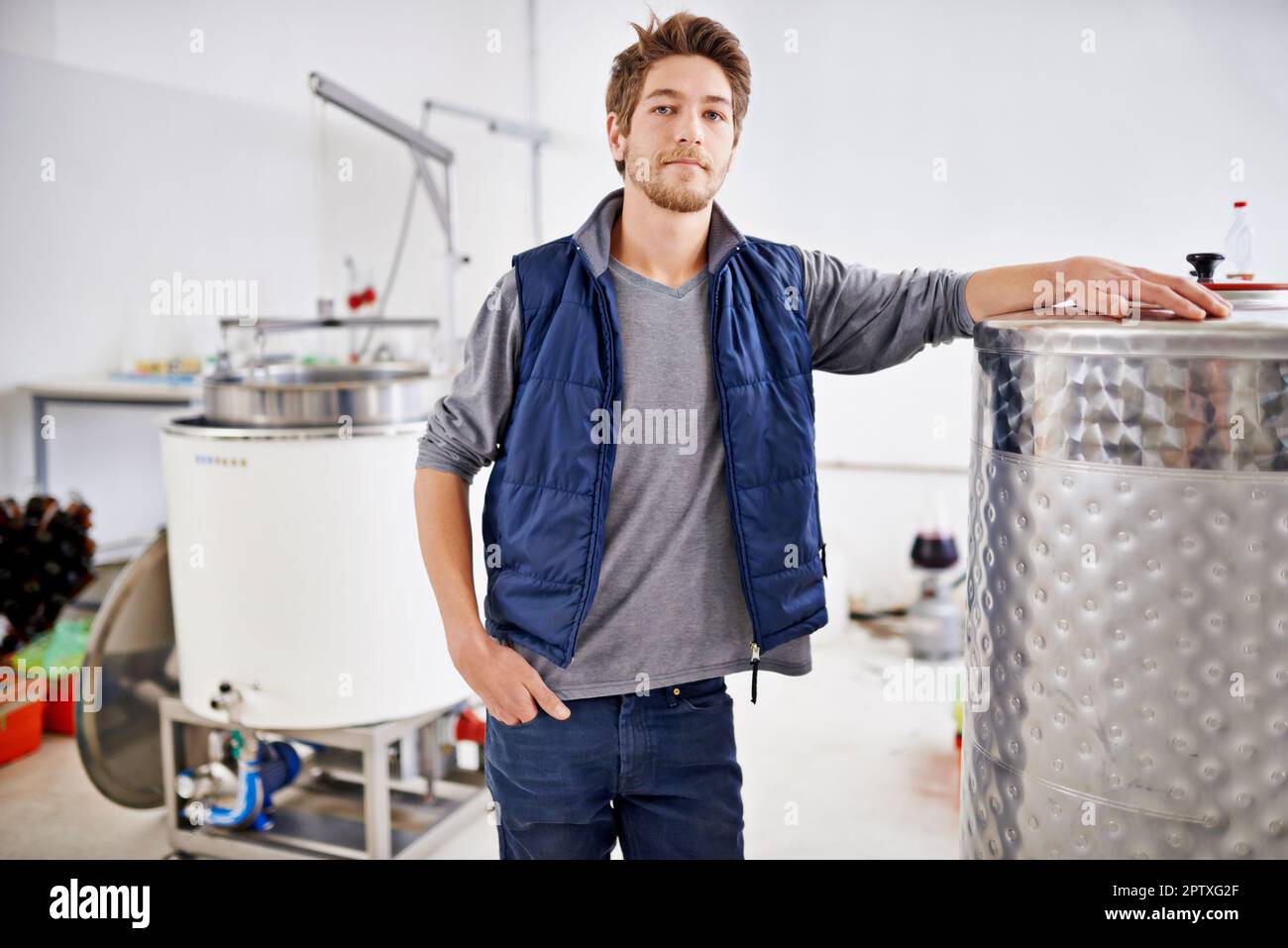 Preparazione di una buona birra. Ritratto di un uomo che lavora in una microbirreria Foto Stock