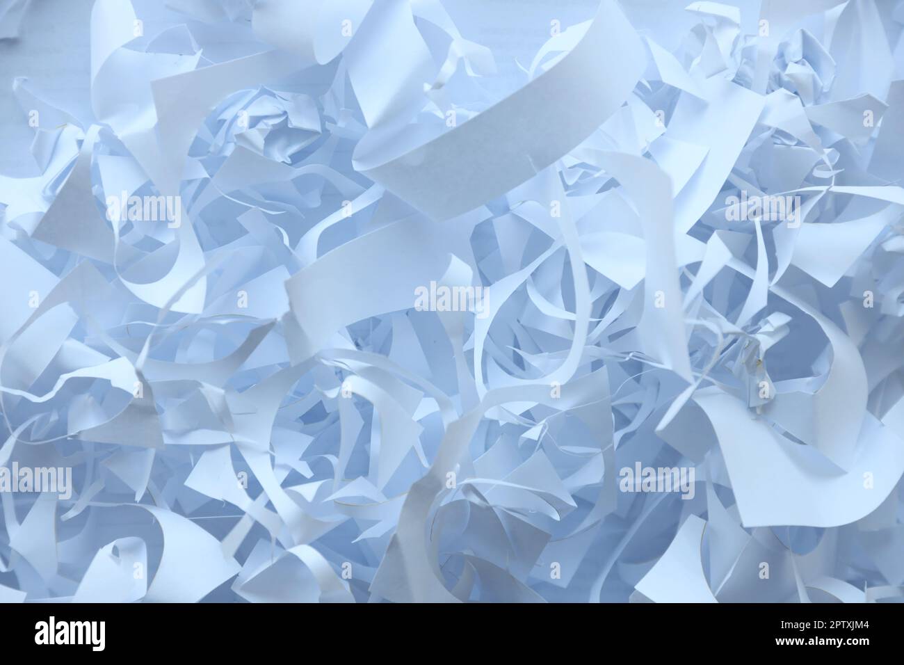 Sfondo a trama di carta sminuzzata, vista dall'alto di molte strisce di carta bianca. Pila di carta tagliata come confetti per partito o riempitivo per spedizione fragile i Foto Stock