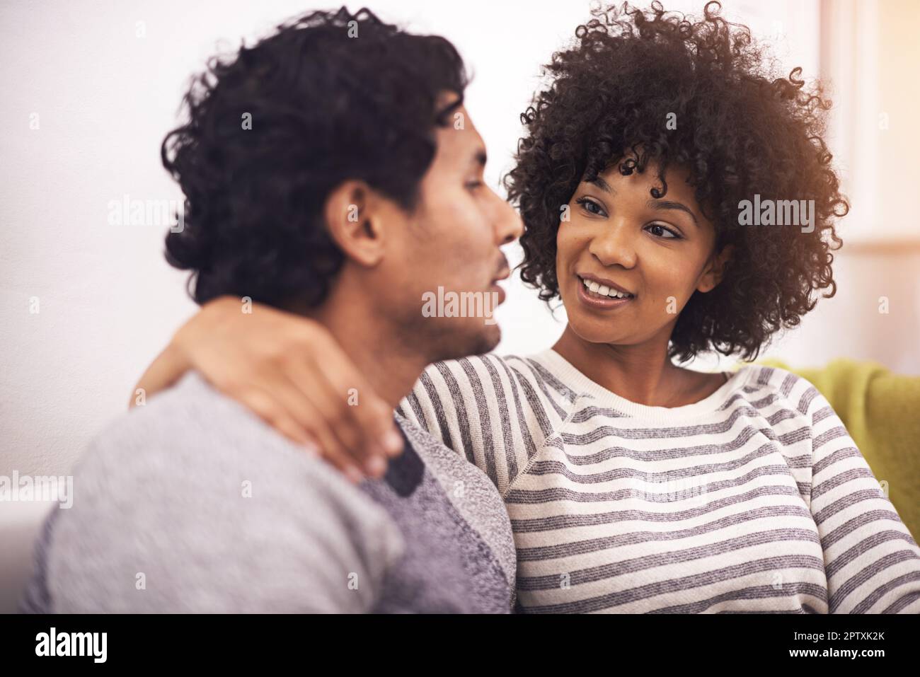 Le buone relazioni iniziano con una buona comunicazione. una coppia affettuosa che si rilassa sul divano di casa Foto Stock