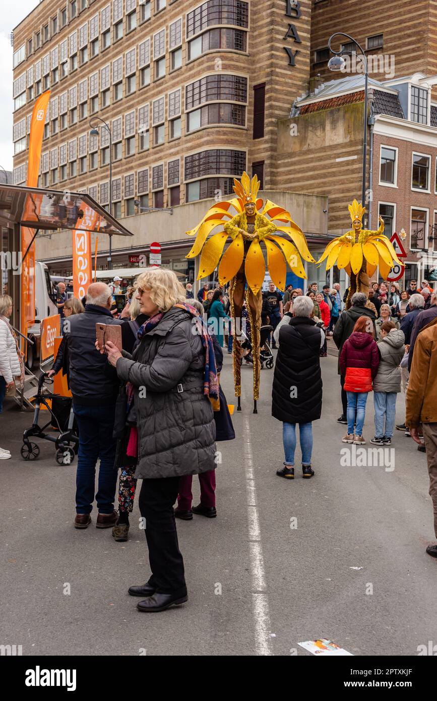 23 aprile 2023, Haarlem, Paesi Bassi, Ragazze su palafitte, Dettagli della tradizionale Parata dei Fiori sui veicoli di Haarlem Foto Stock