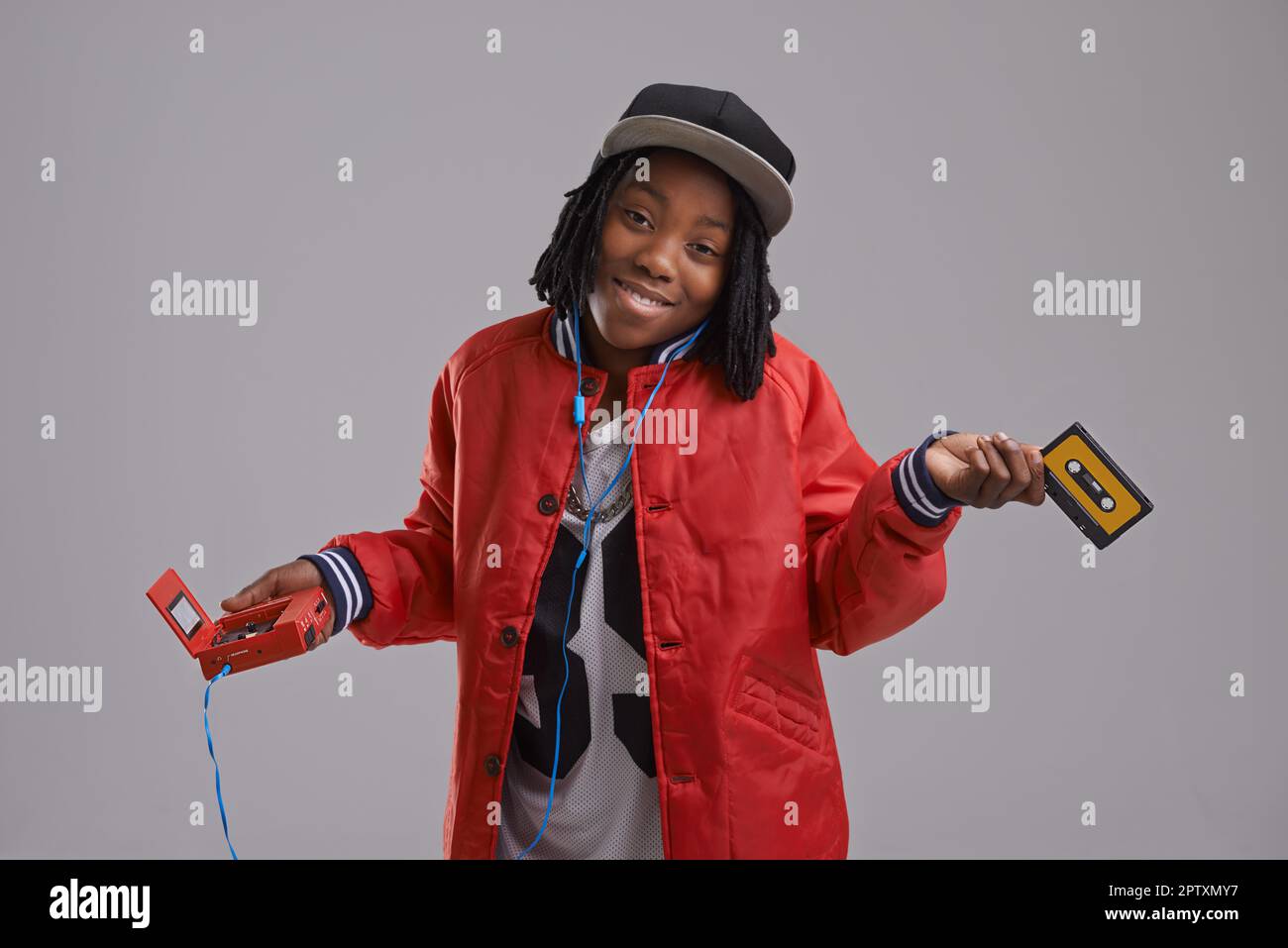 Questo è ciò che faccio. Studio di un giovane ragazzo vestito in abito hip hop Foto Stock