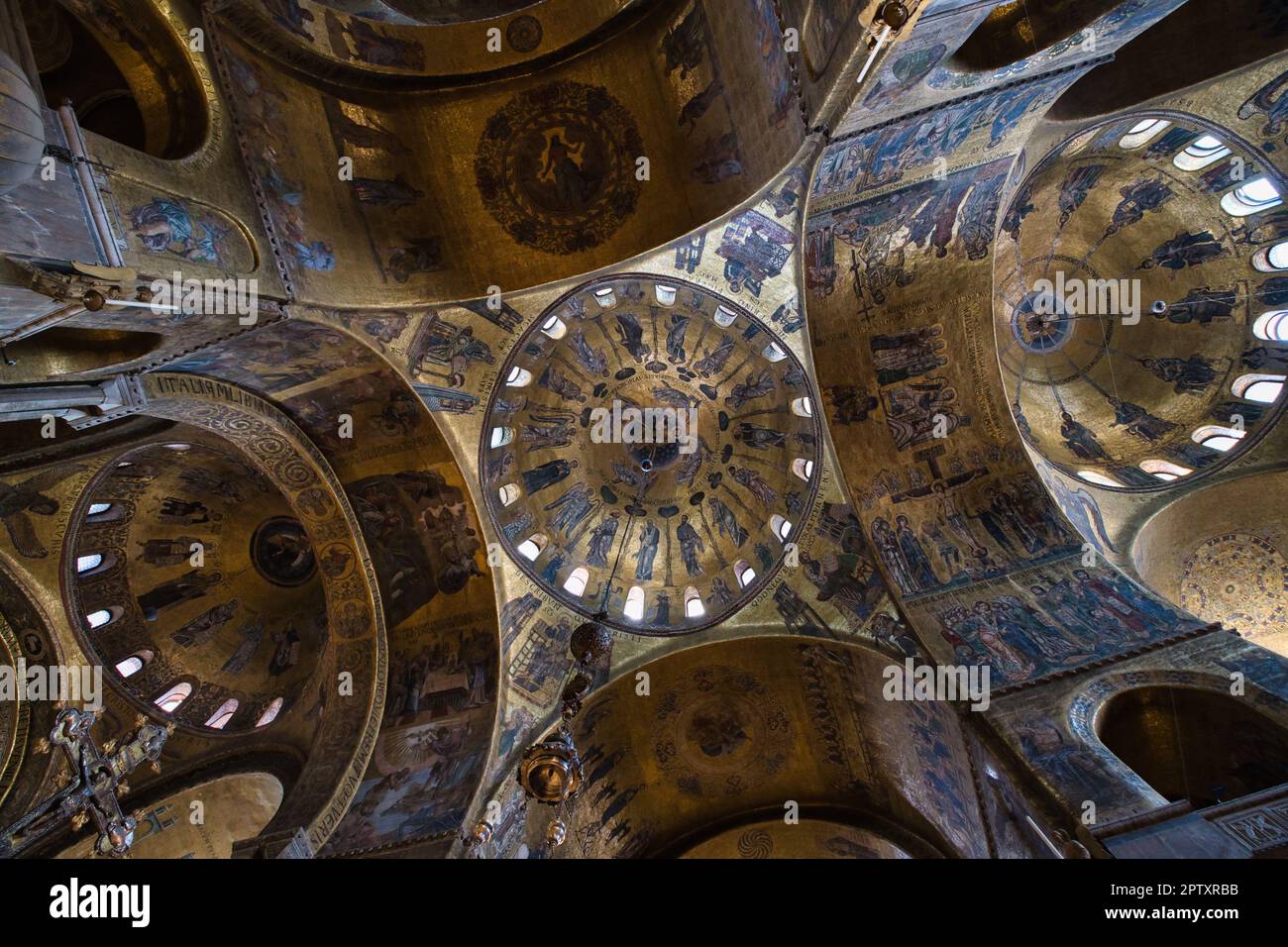 Vista interna degli interni panoramici della basilica di san Marco a Venezia Foto Stock