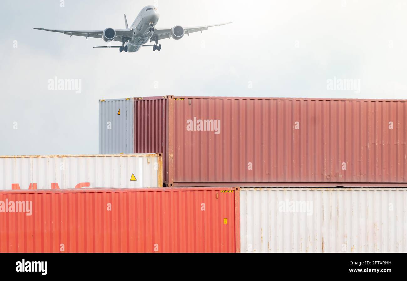 Logistica aerea. Aereo da carico che sorvola la pila di container logistici. Attività di trasporto merci e spedizioni. Nave container per logistica di esportazione. Logistic indu Foto Stock