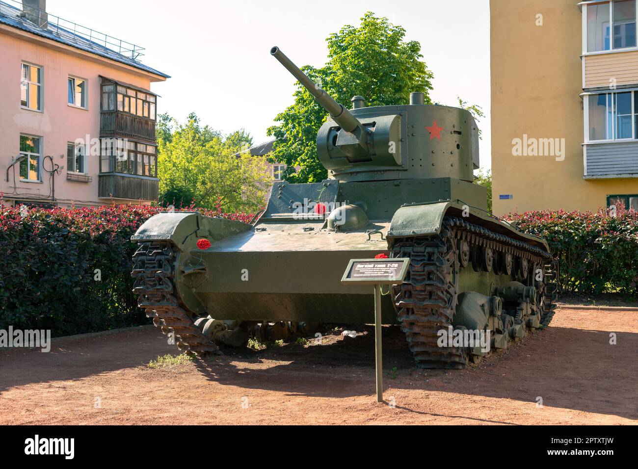 STARAYA RUSSA, RUSSIA - 25 GIUGNO 2022: Carro armato sovietico leggero T-26, che ha partecipato alle battaglie sul fronte nord-occidentale durante la Grande Guerra Patriottica Foto Stock