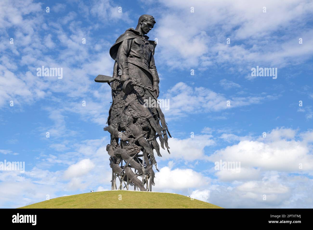 RZHEV, RUSSIA - 15 LUGLIO 2022: La scultura di un soldato addolente è un primo piano in un giorno di sole di luglio. Memorial in onore di tutti i soldati sovietici morti du Foto Stock